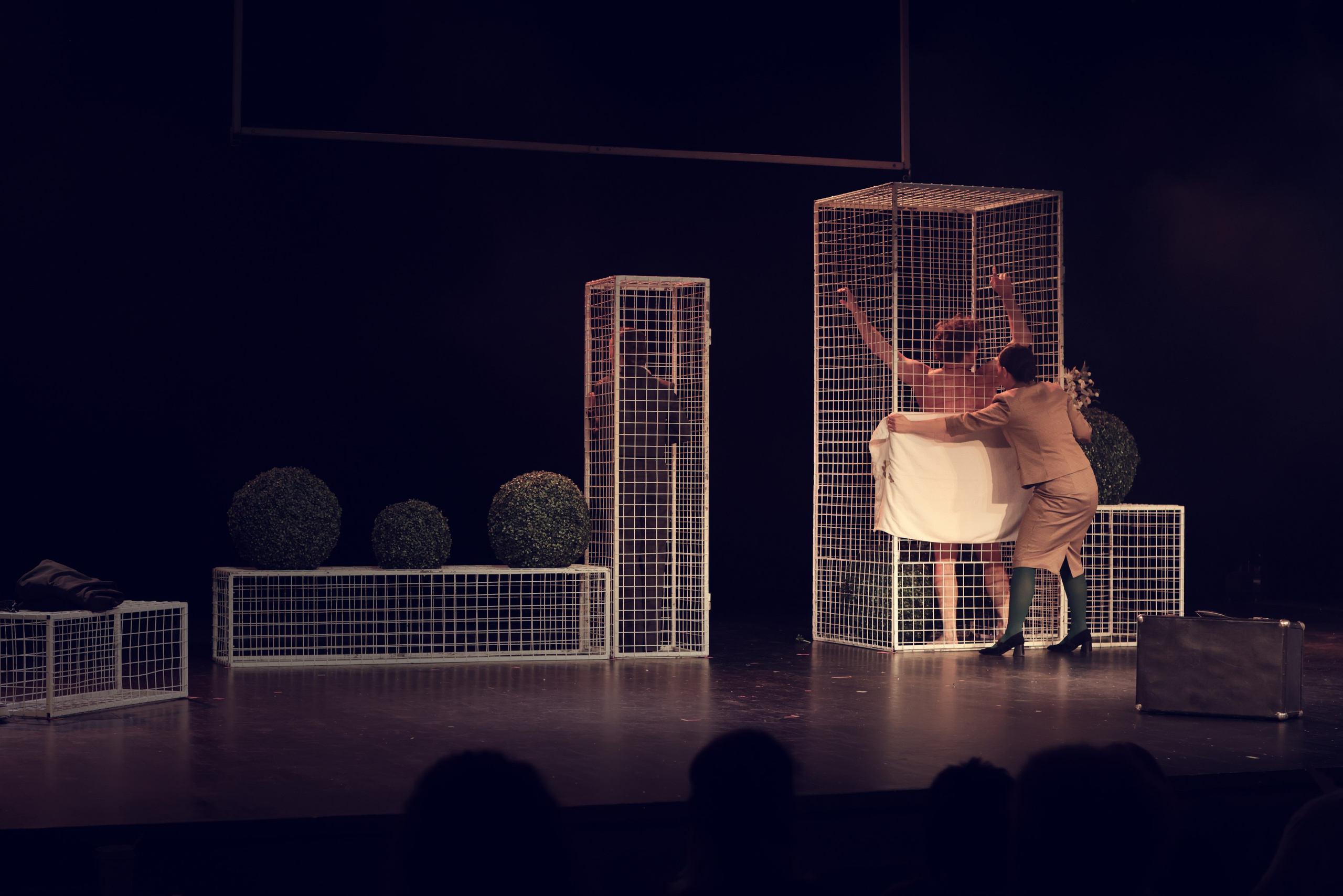 Спектакль «Дикарь», Театр «Сначала-Сначала театр» (цвет). Наталья Алексеенко. Фотохудожник в Москве. Репортаж, портрет, стрит