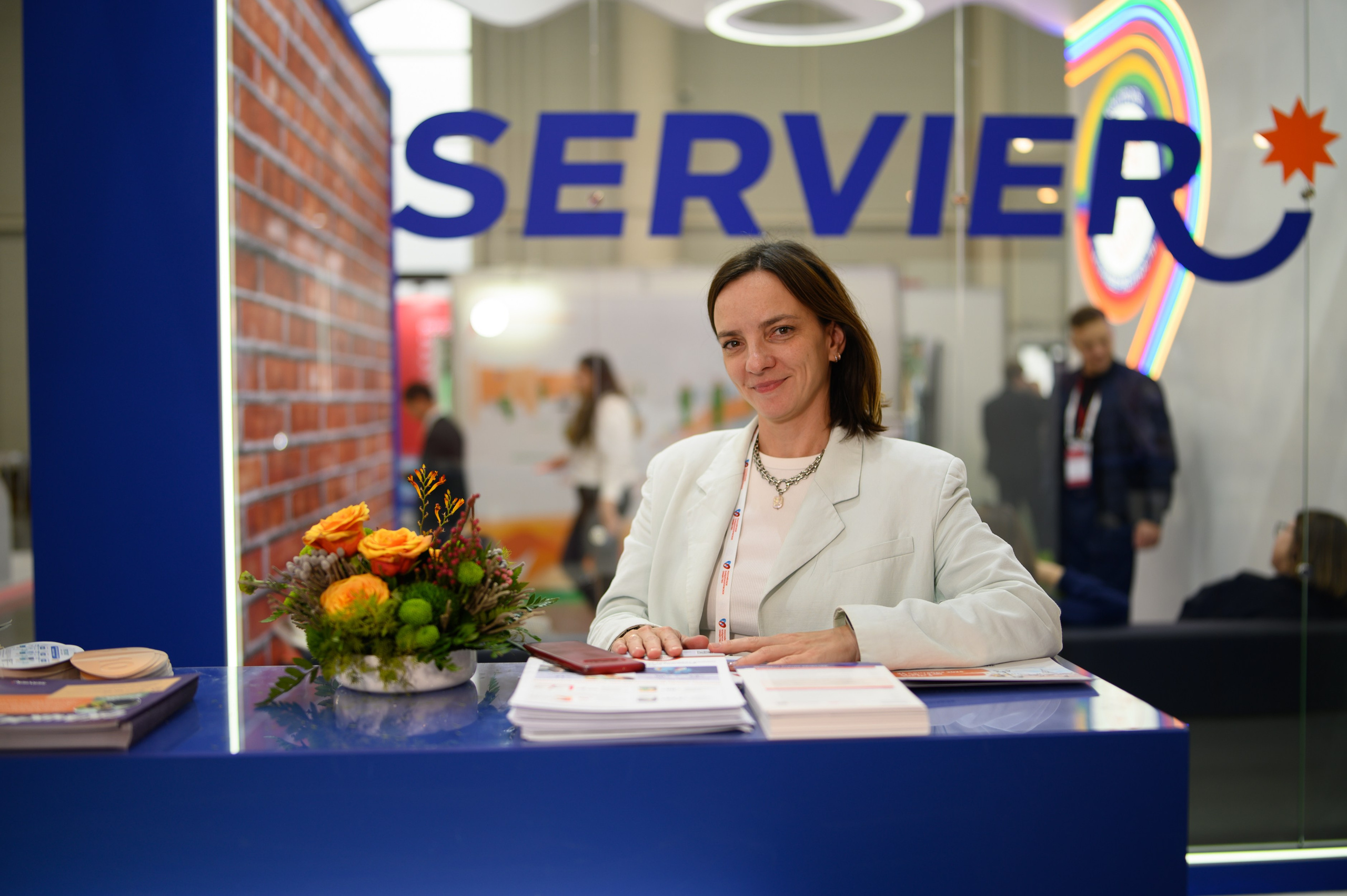 Сотрудницы медицинской компании за стойкой выставочного стенда, деловая фотосессия на конгрессе в Казани, фотограф Алексей Клейменов