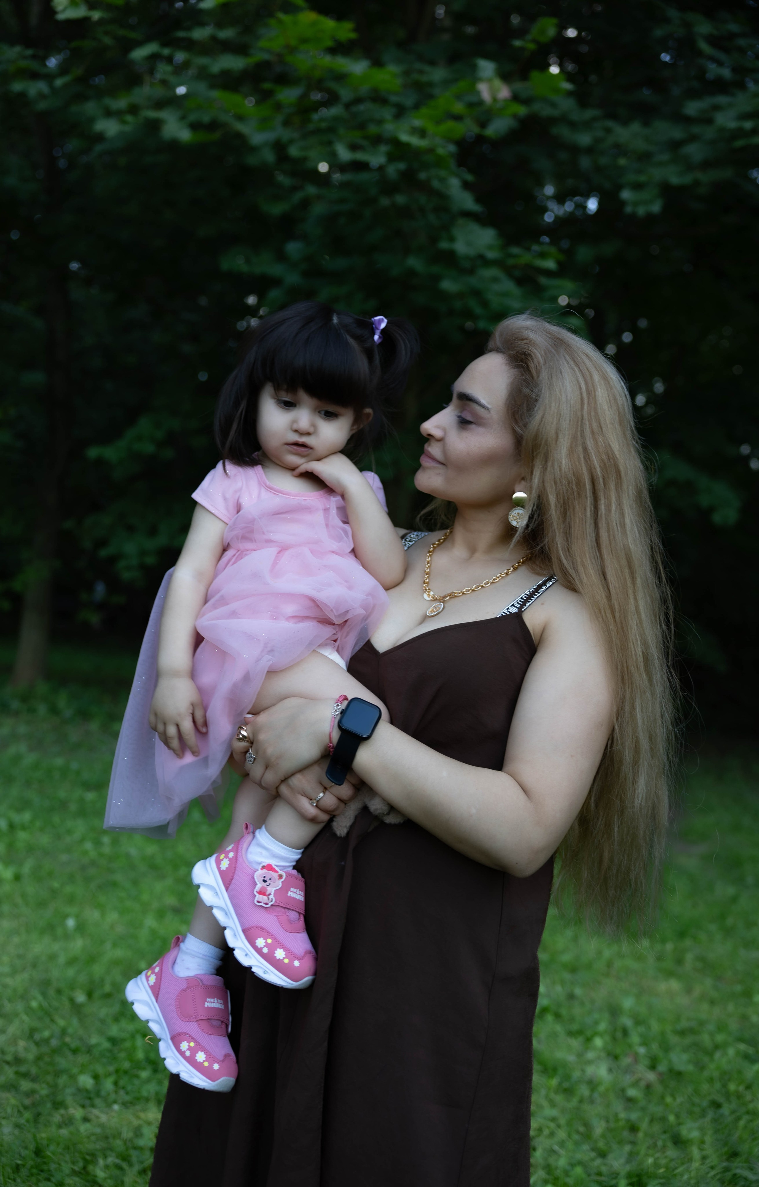 Прогулка мамы и дочки в парке