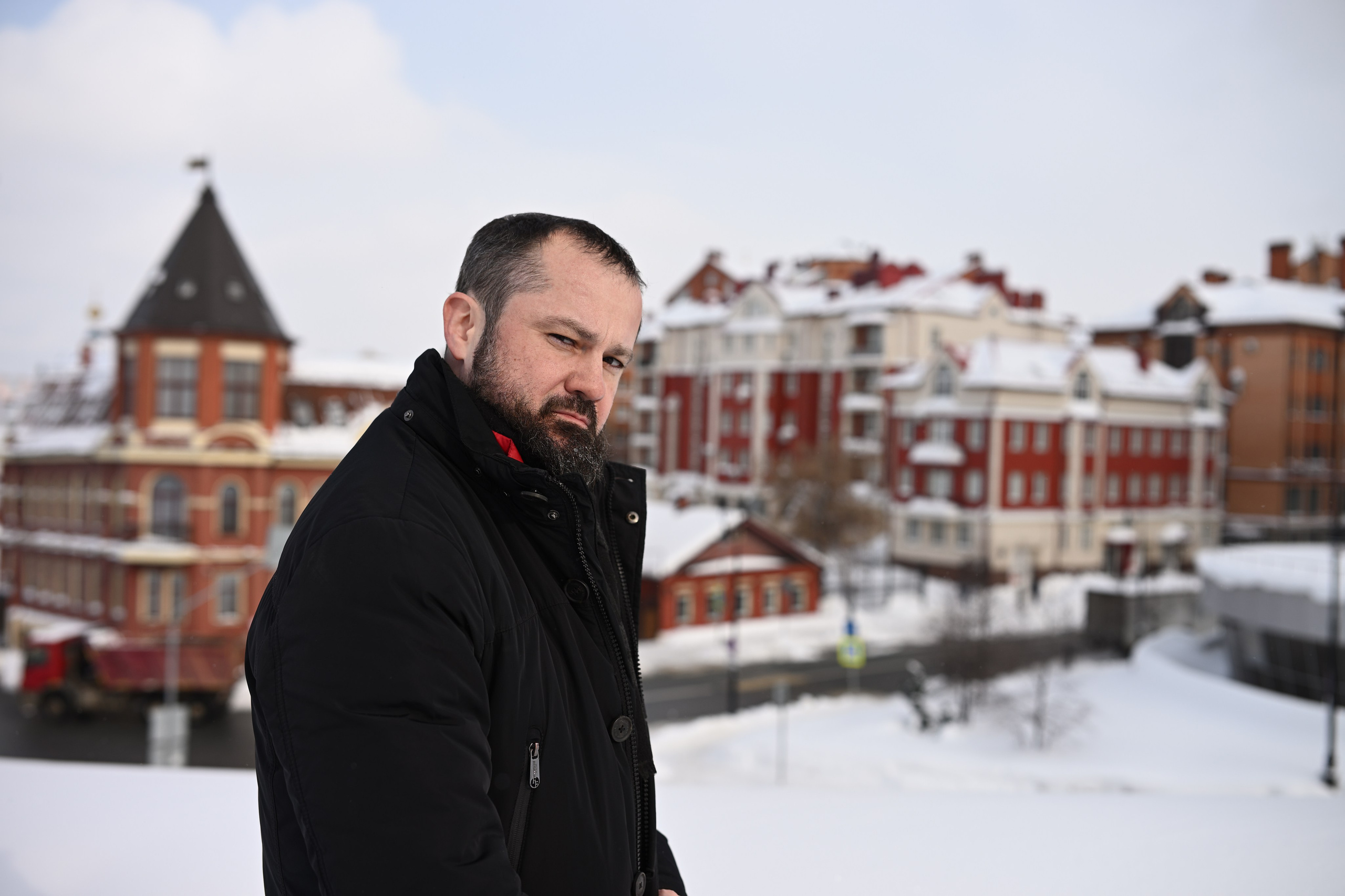 Мужской уличный портрет на зимних улицах Казани