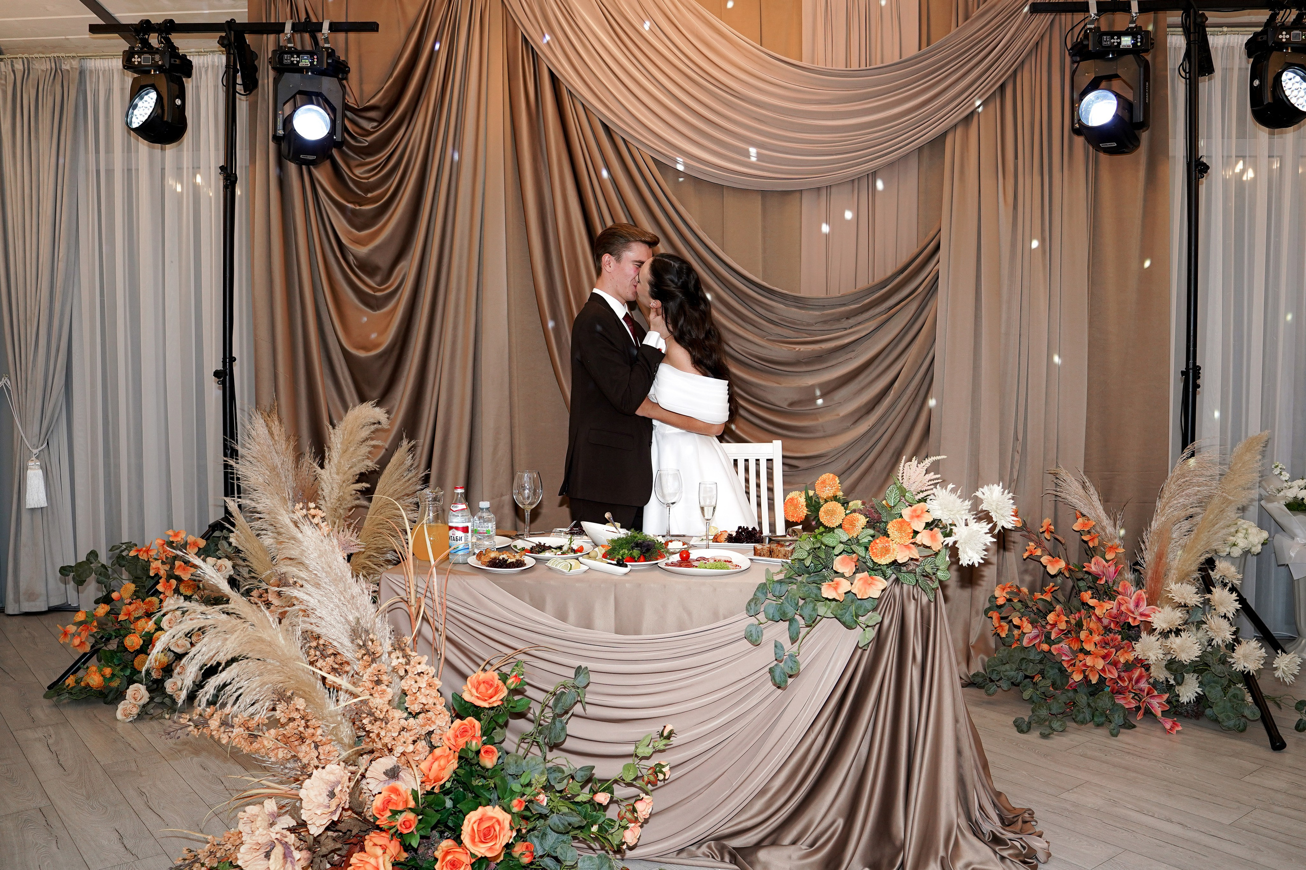 Свадебный банкет в беседке. Свадебный фотограф в Ростове-на-Дону. Таинство Крещения и Венчания, семейные фотосессии. Алёна Чёботова