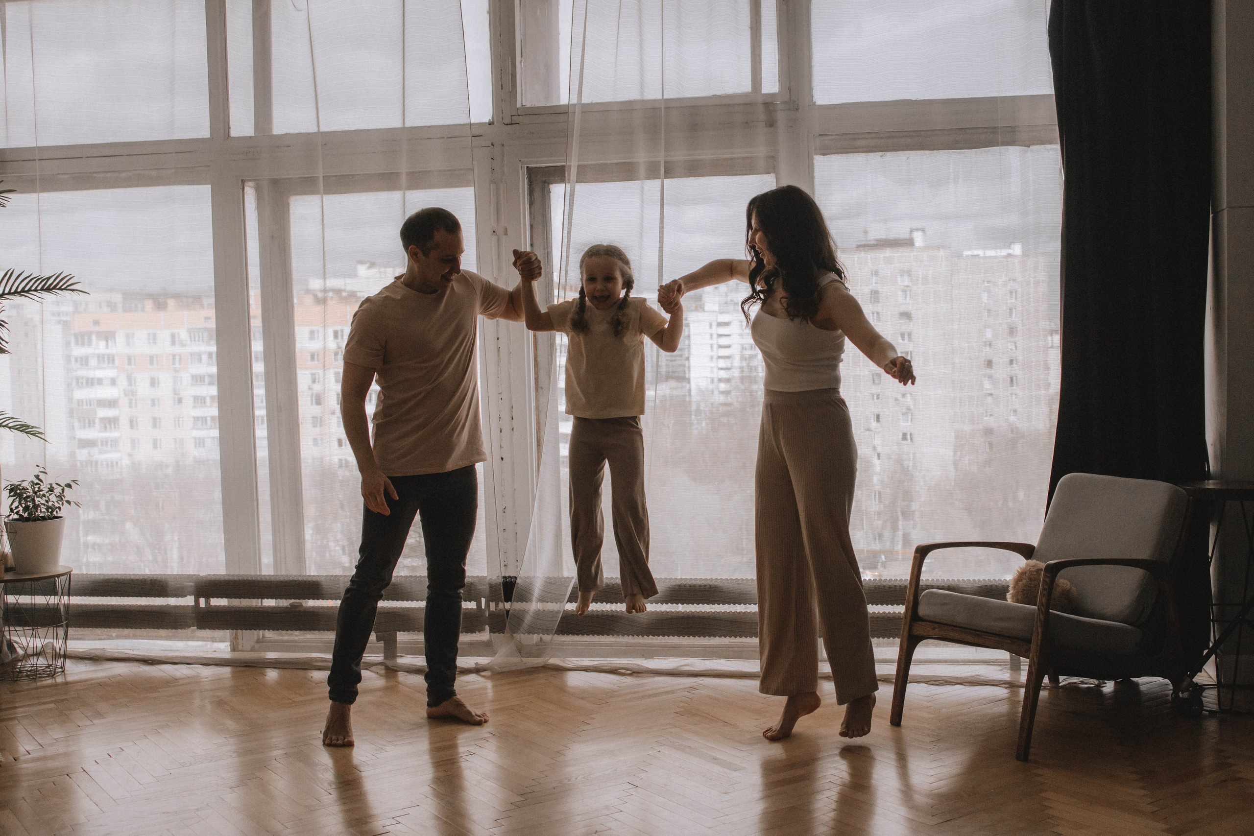 Озорные приключения кудряшки с родителями. Семейный фотограф в Москве, Щелково, Фрязино _ Виктория Степанова