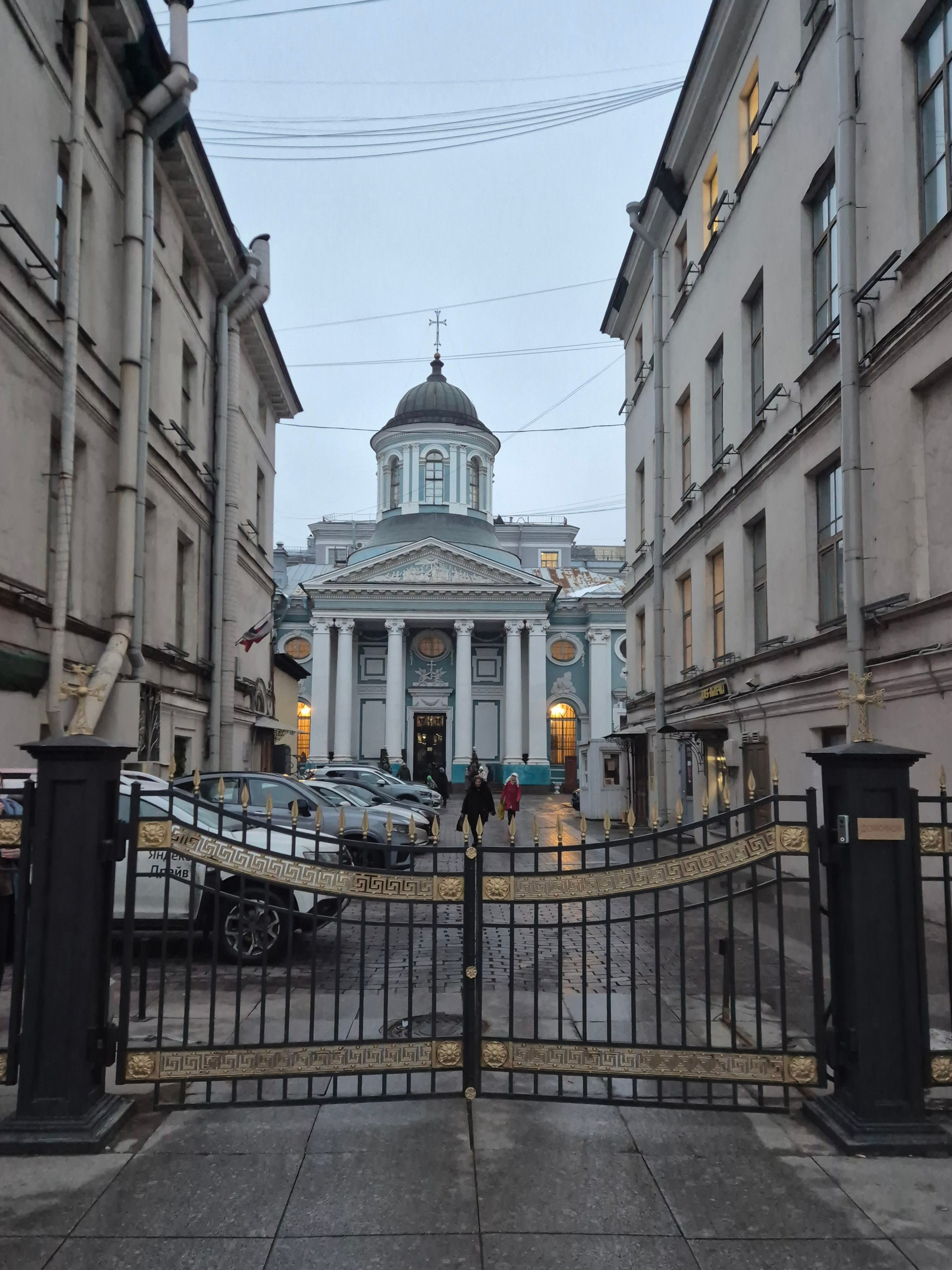 Невский. Вдоль проспекта встречается много интересных церквей всех направлений - католические, протестанские, православные. Часть из них действующая, в других проводят концерты