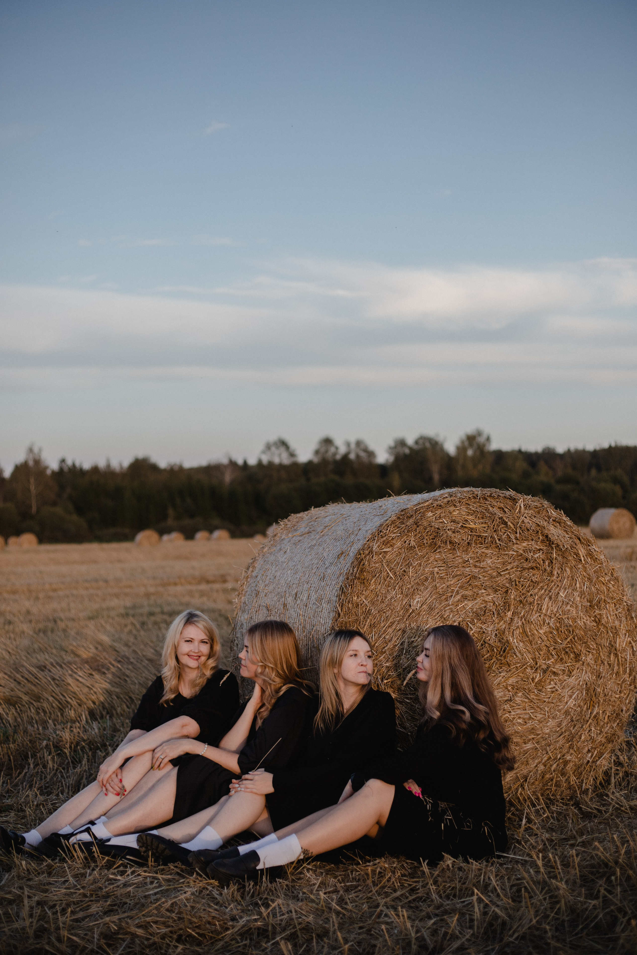 Однажды сестры в поле :)