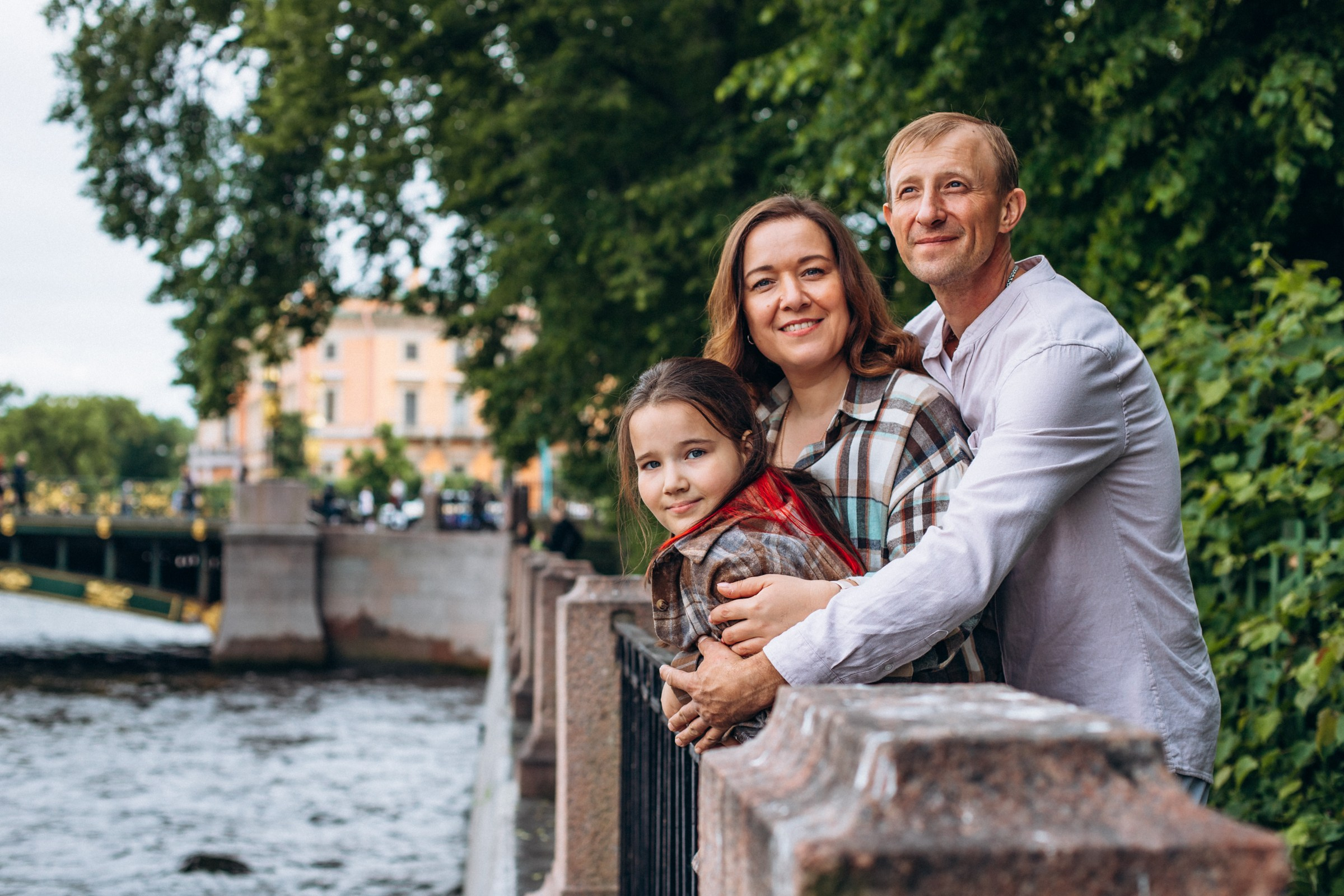 Елена с семьей в июне. Фотопрогулка в Петербурге. Индивидуальный и семейный фотограф в Санкт-Петербурге