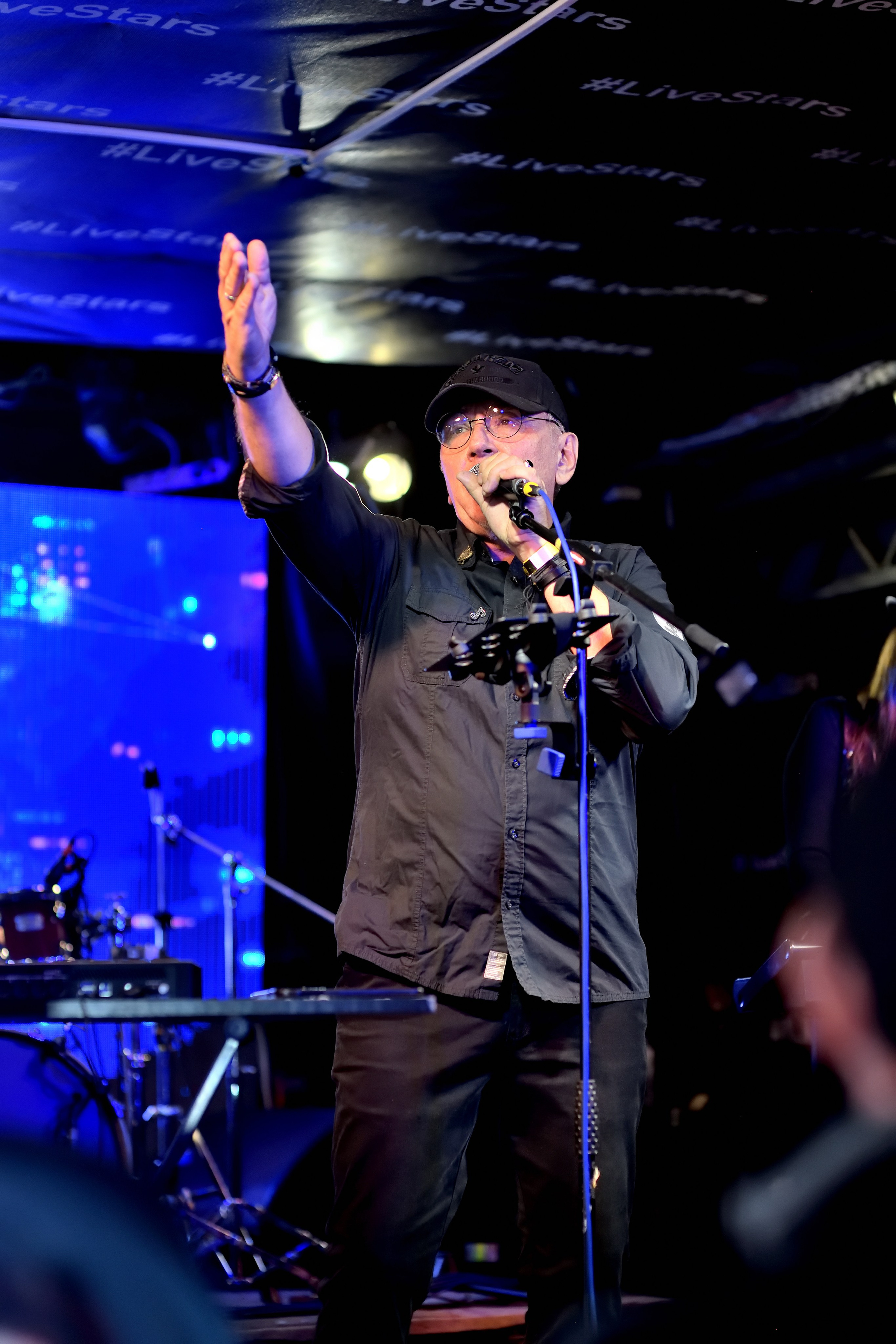 "Выступление группы "БИО" на музыкальном фестивале".