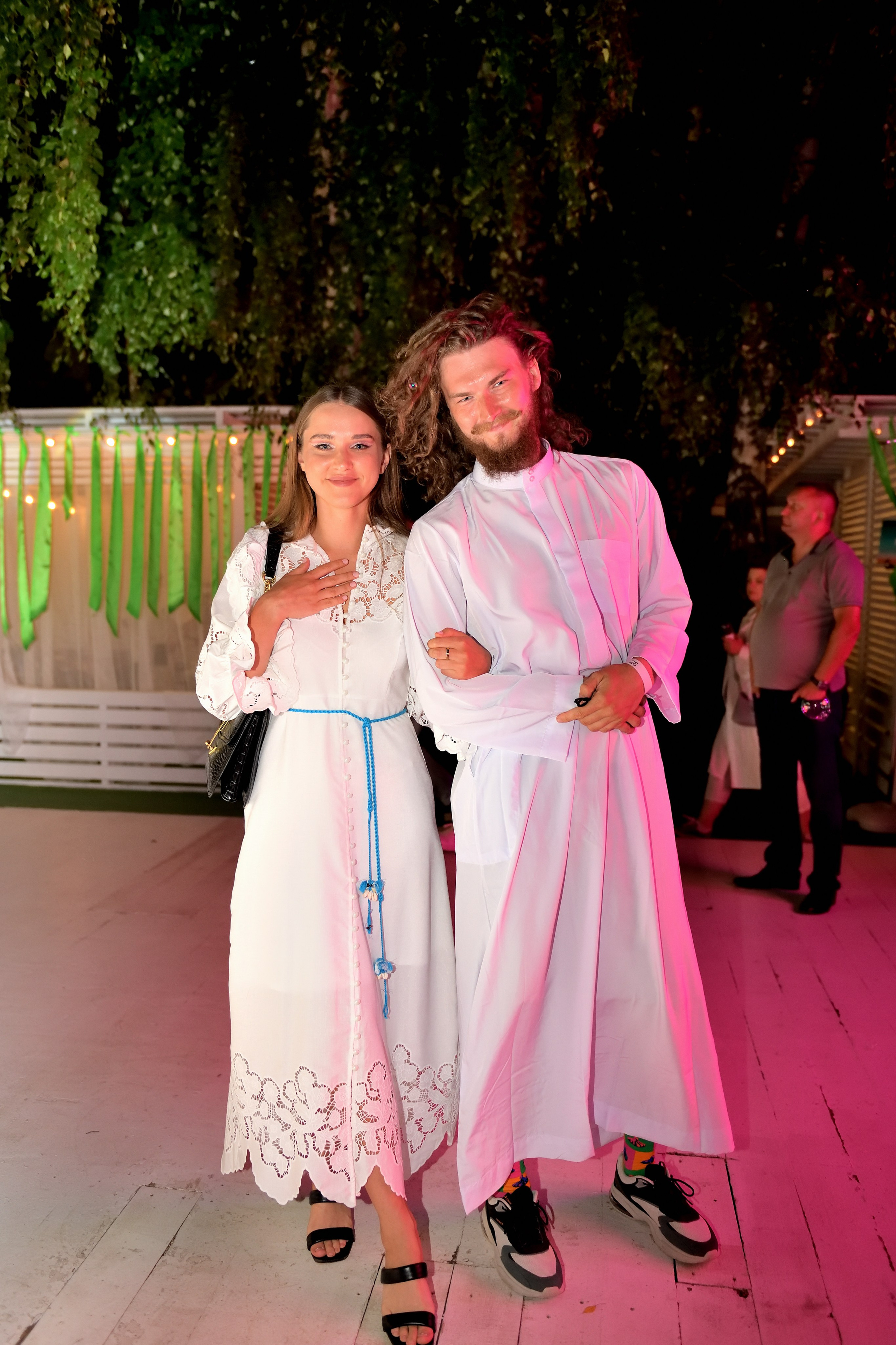 "Парочка позирует фотографу на летнем корпоративе".