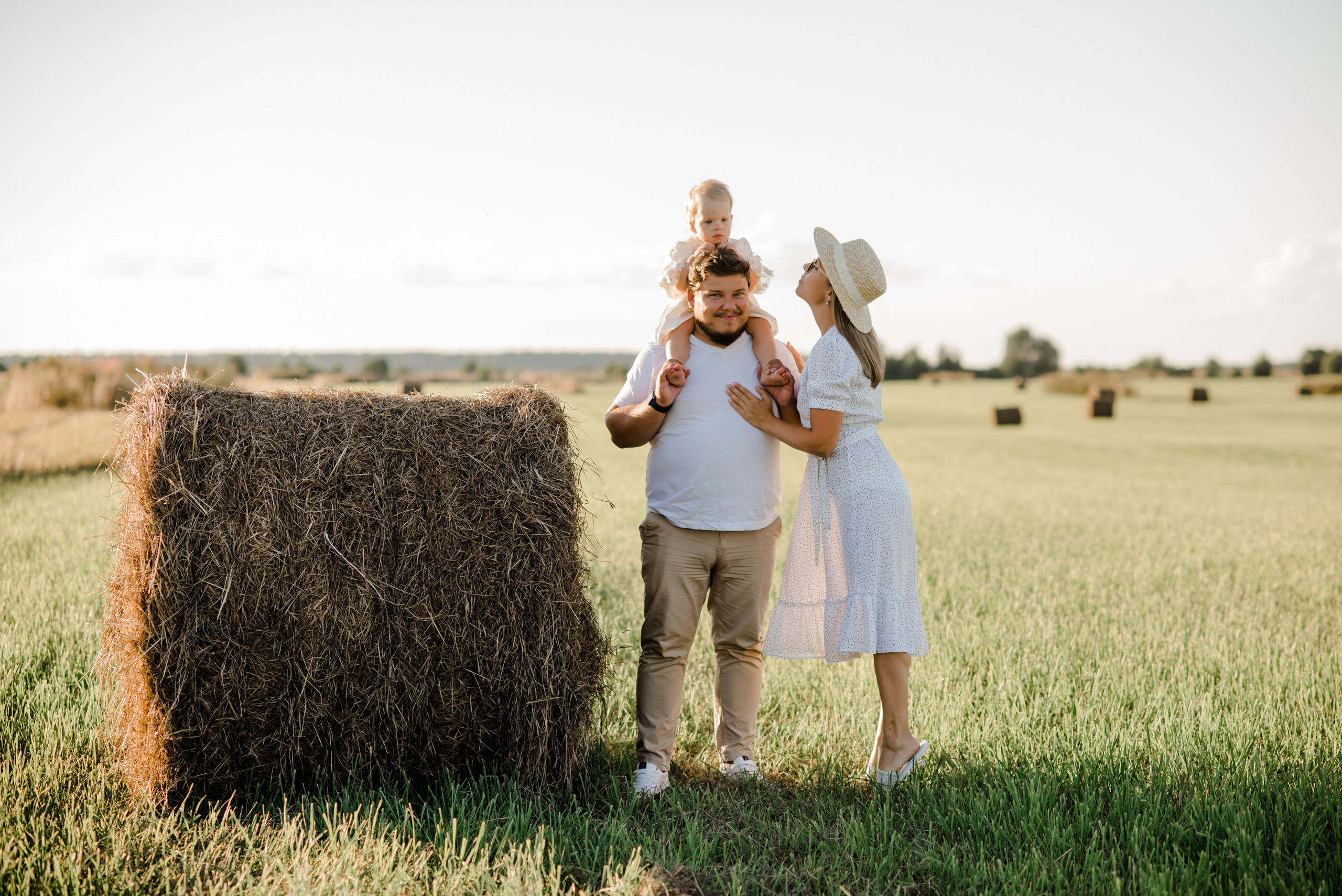 Семья в поле. Свадебный и семейный фотограф Евгения Кононова