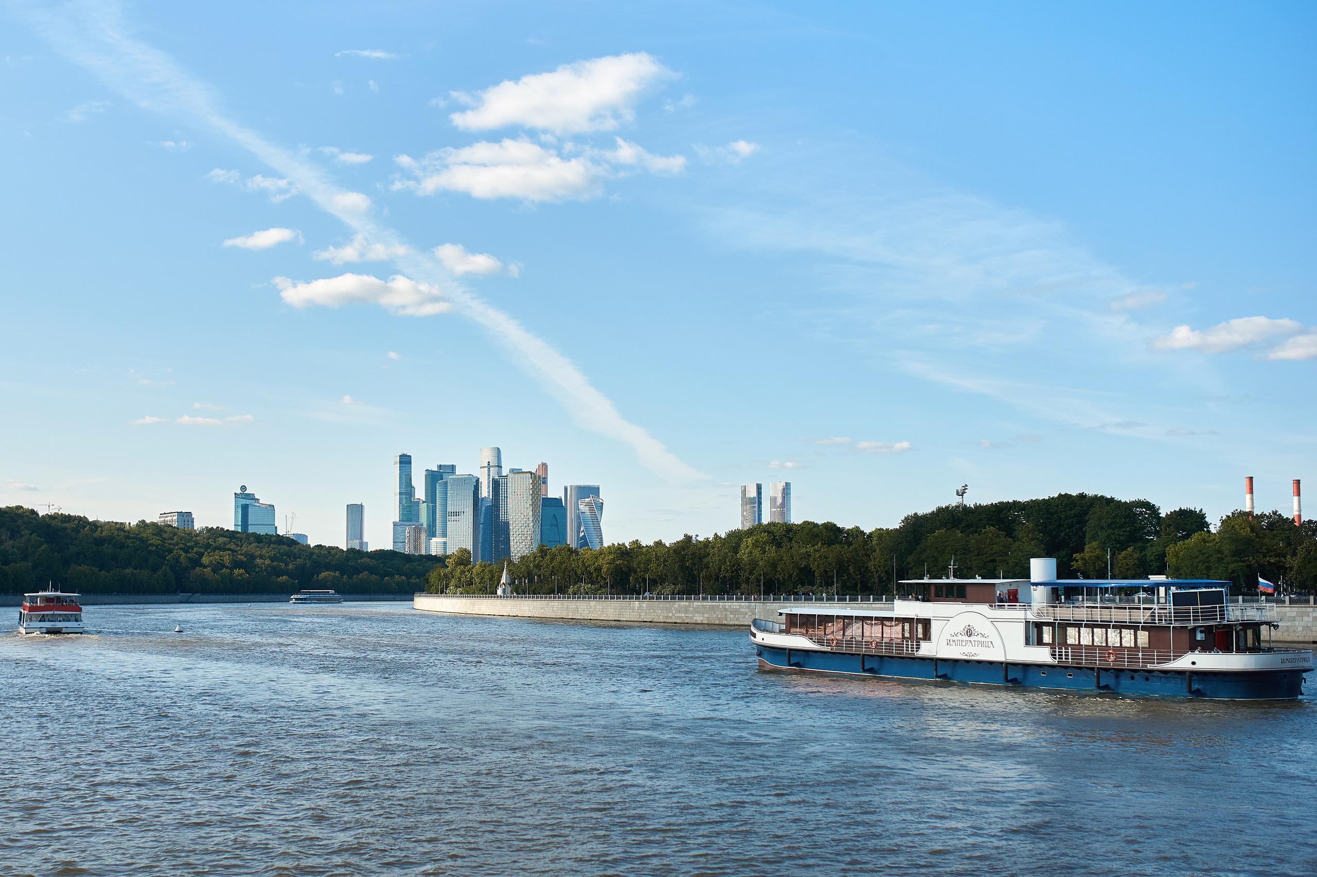 Свадебная прогулка на корабле, по Москве-реке