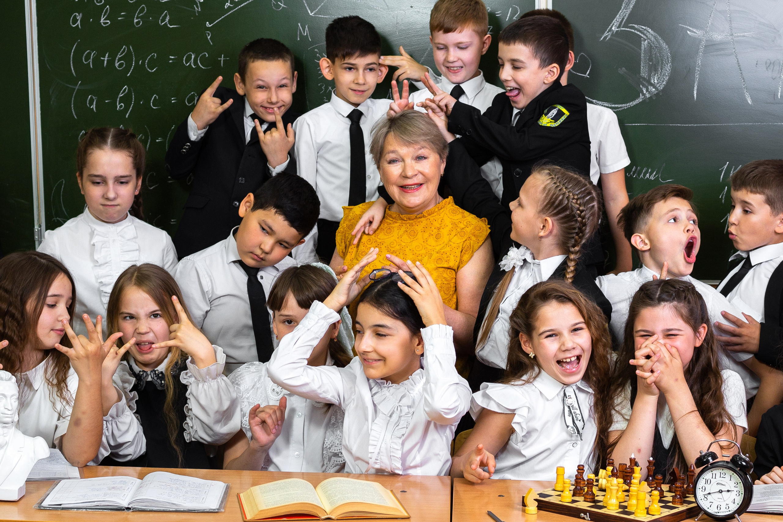 Выпускные альбомы 4класс. Выпускные альбомы Саратов Энгельс фотограф Титова Ирина