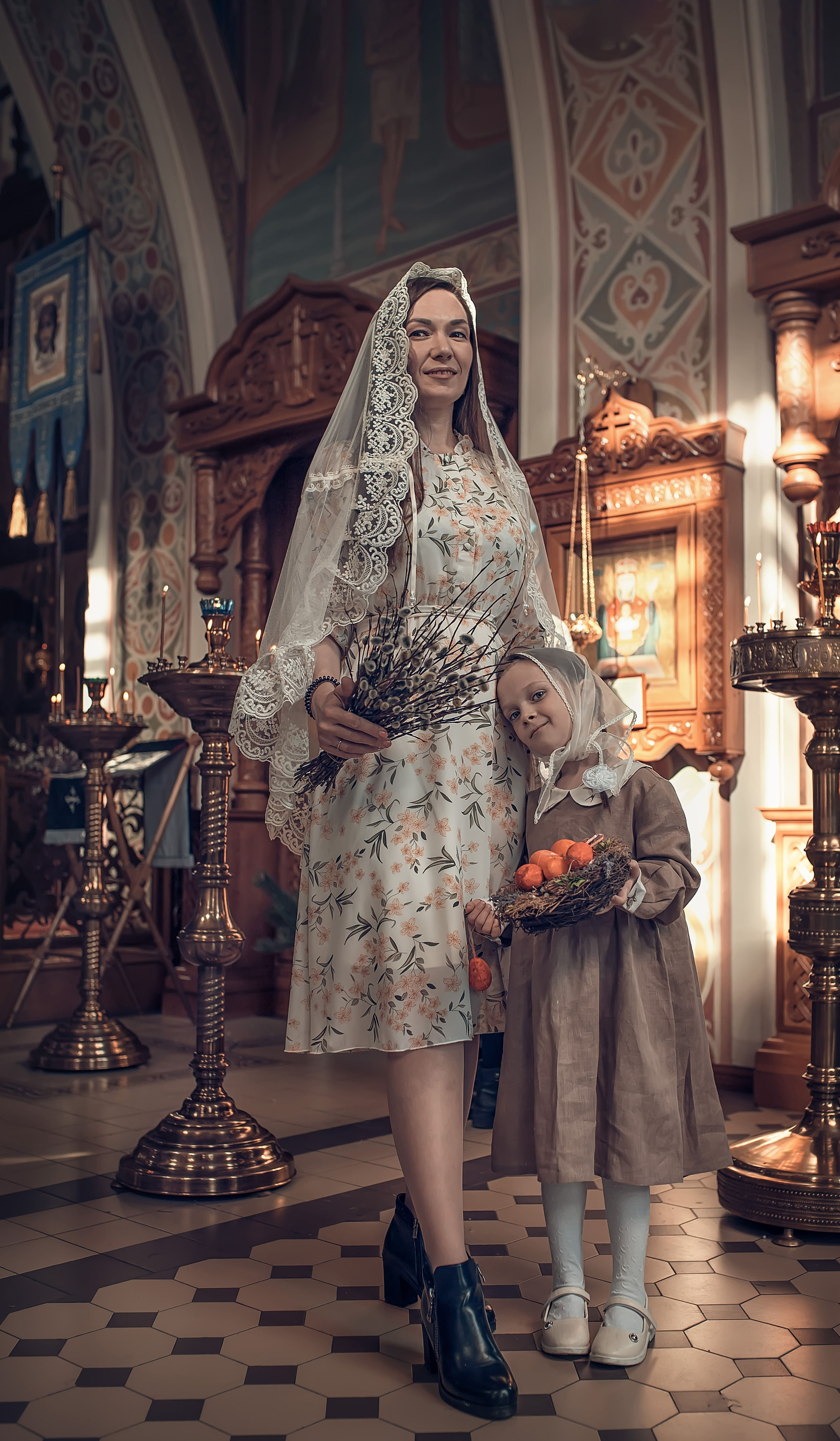 Ниночка с мамой Еленой в вербное воскресенье. Фотографы крещения/венчания  Красноярск Татьяна и Вячеслав Переваловы