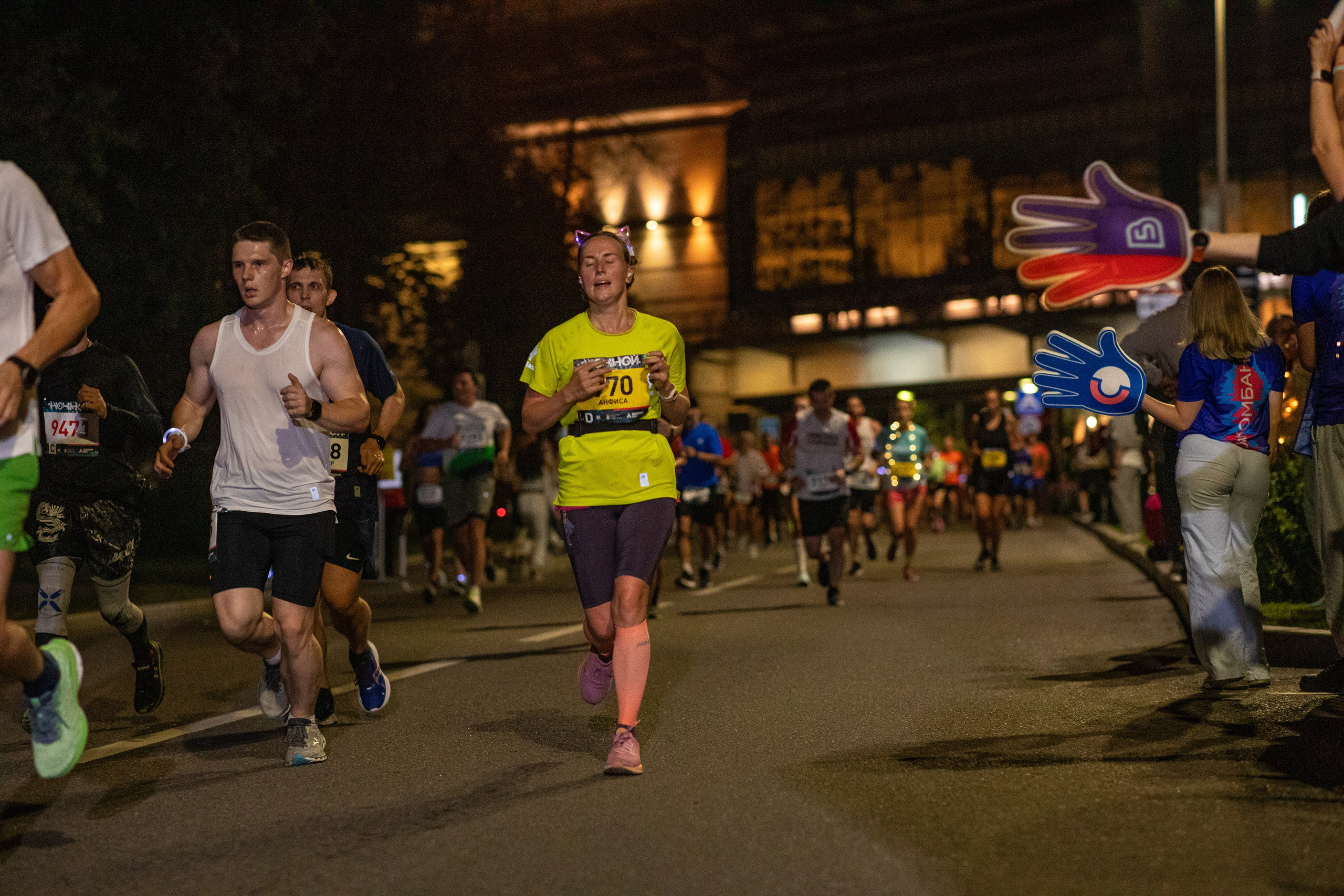 Ночной забег в ленте фотографий бегунов 03.08.24. Фотограф Сергей Ловкий