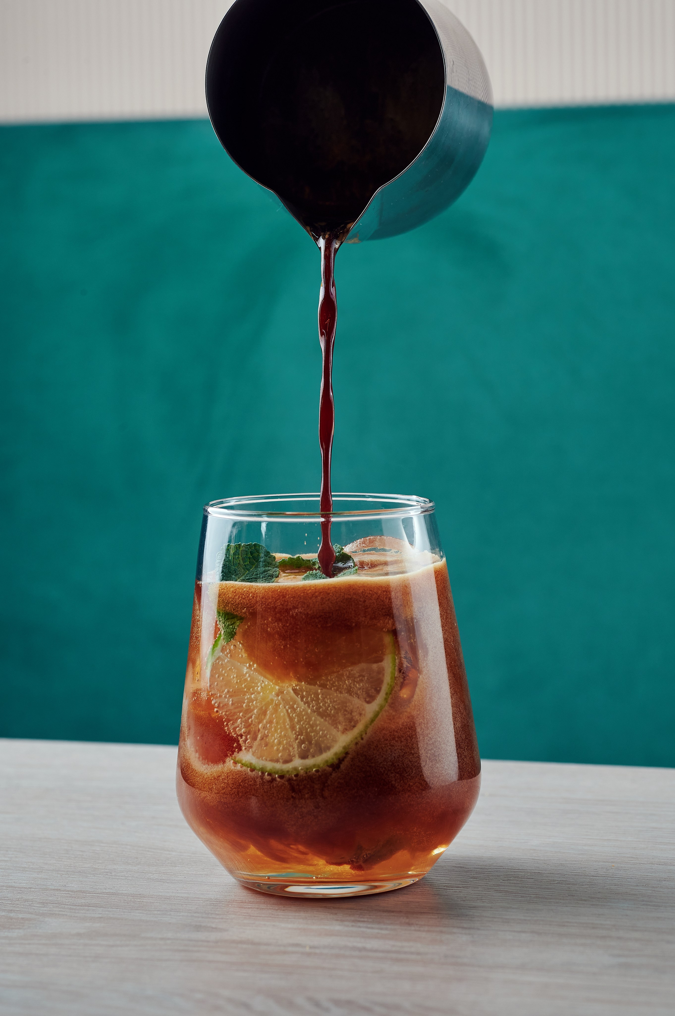 Фотография кофейного крафта: латте-арт в стеклянной чашке