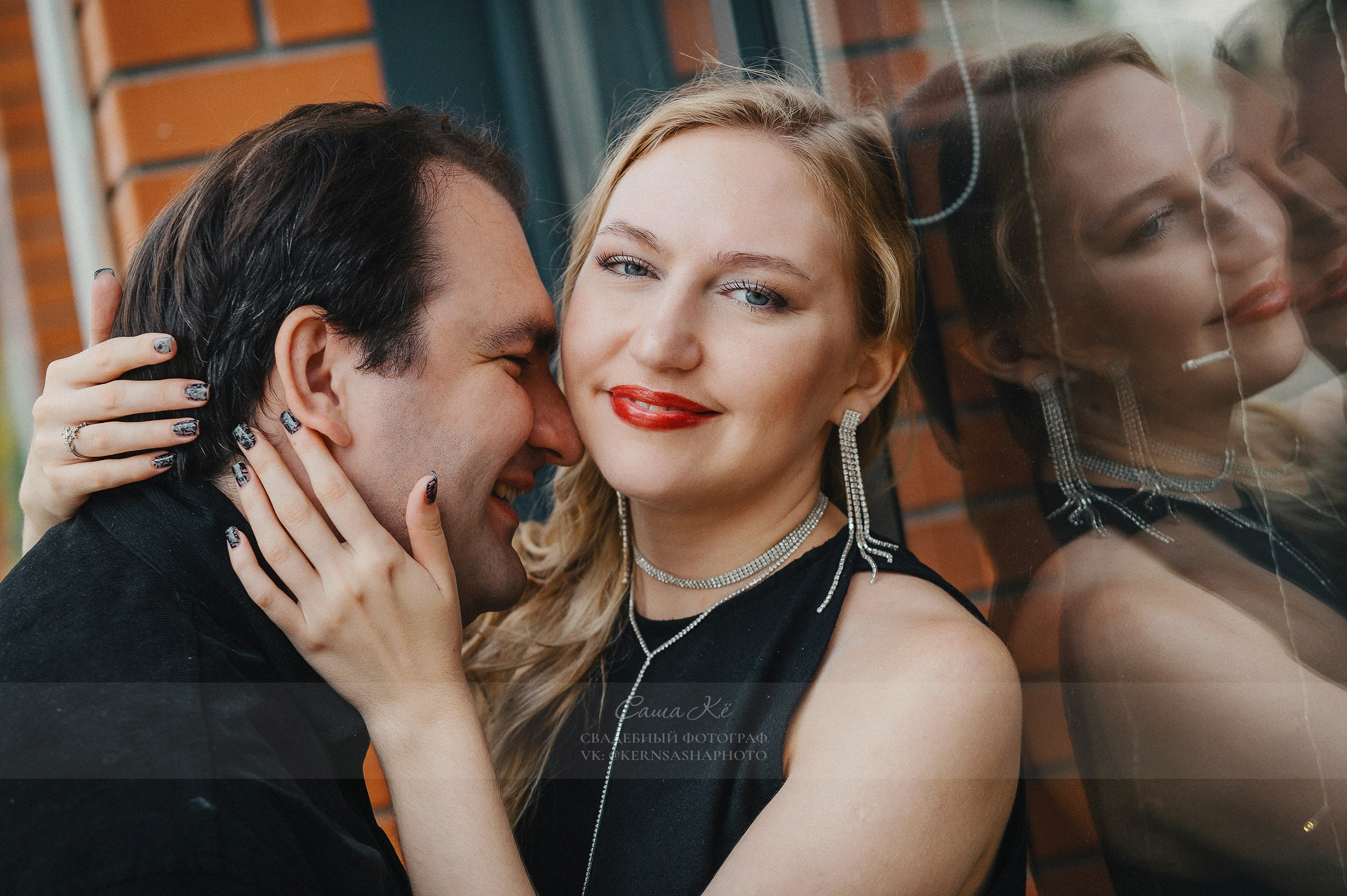 Молодожёны идут по мосту, держась за руки