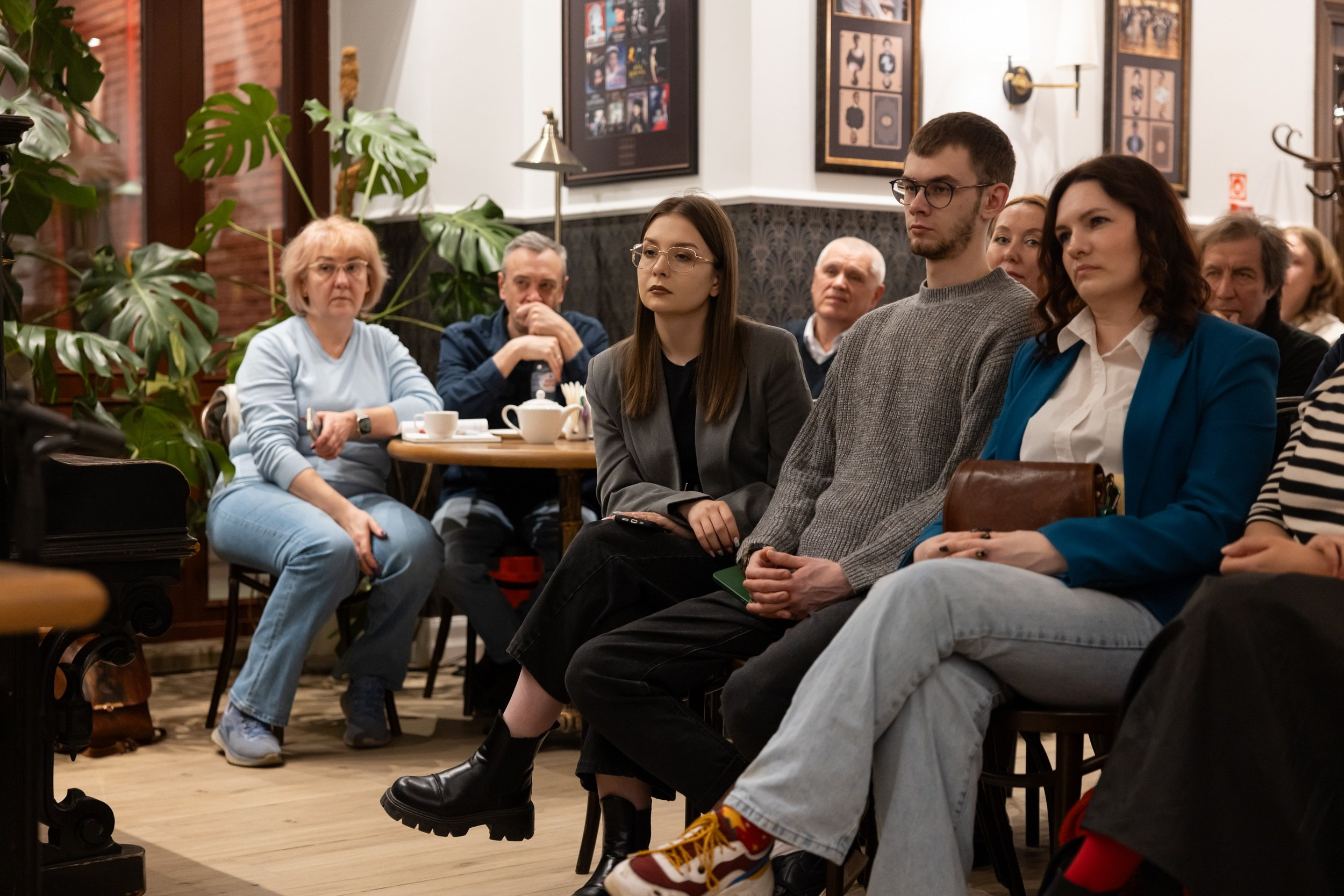 Авторский вечер Дениса Бычихина «Сумма на фоне сумм» в литературном кафе «Стива» (13 марта 2025). Репортажный фотограф Алексей Пирязев