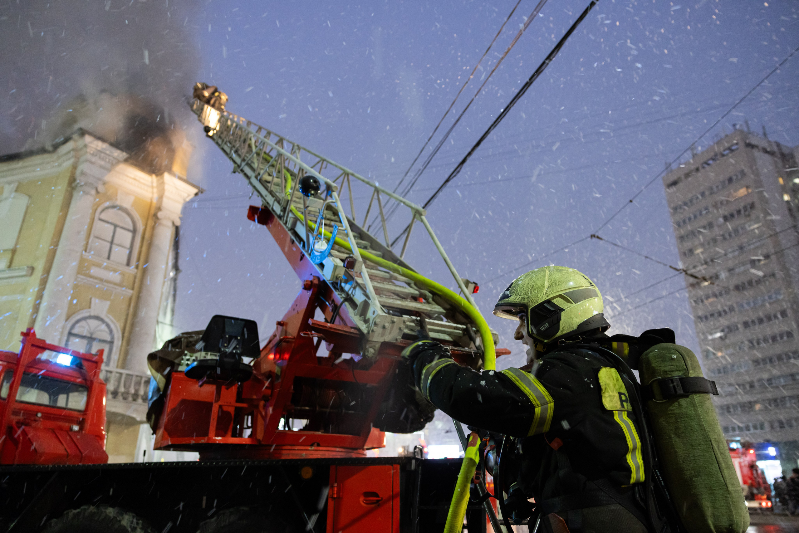 Пожар на ул. Советская 15 (13 января 2025). Репортажный фотограф Алексей Пирязев