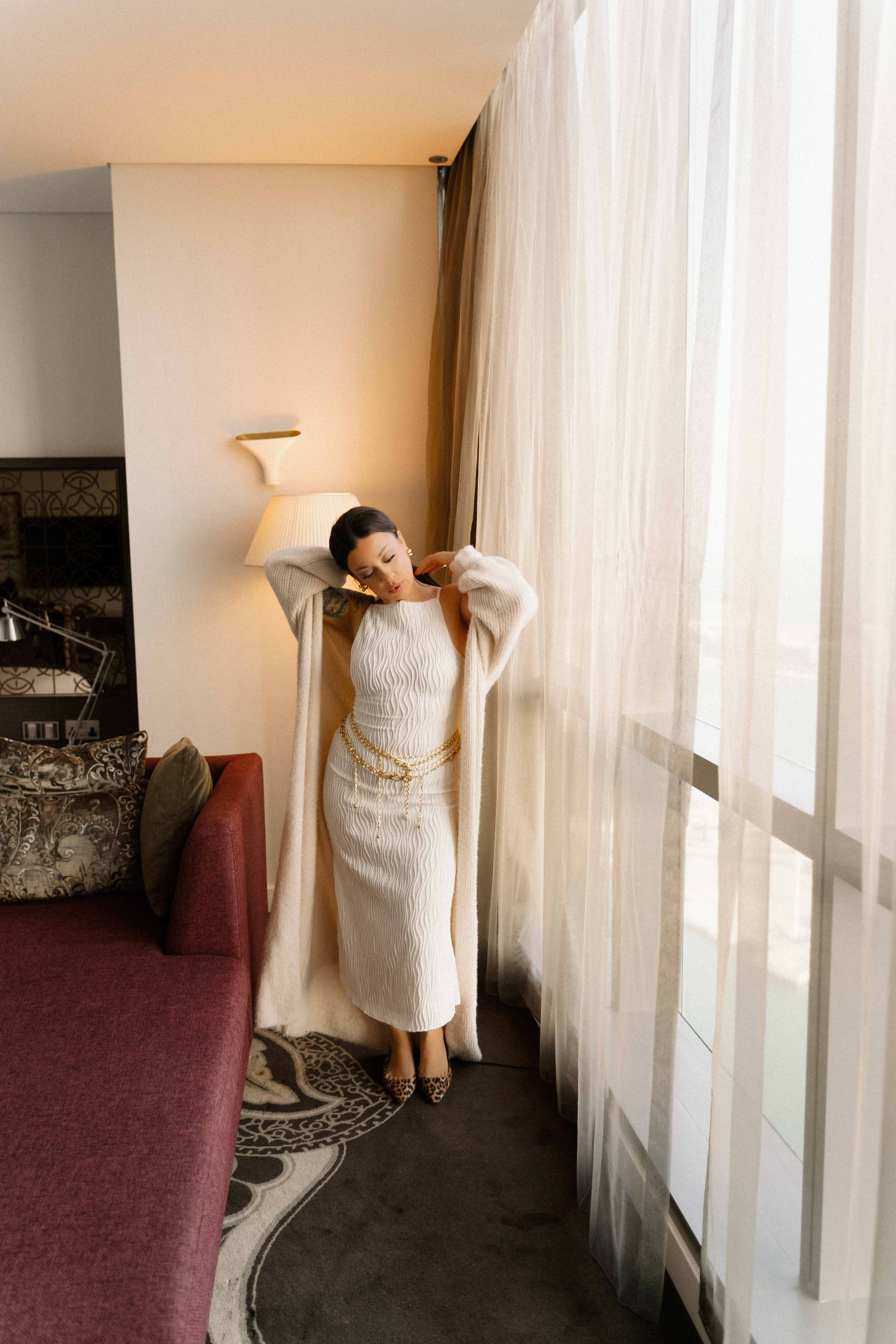 Анна в номере отеля. Фотограф и видеограф в Москве и Абу Даби Мария Кулагина