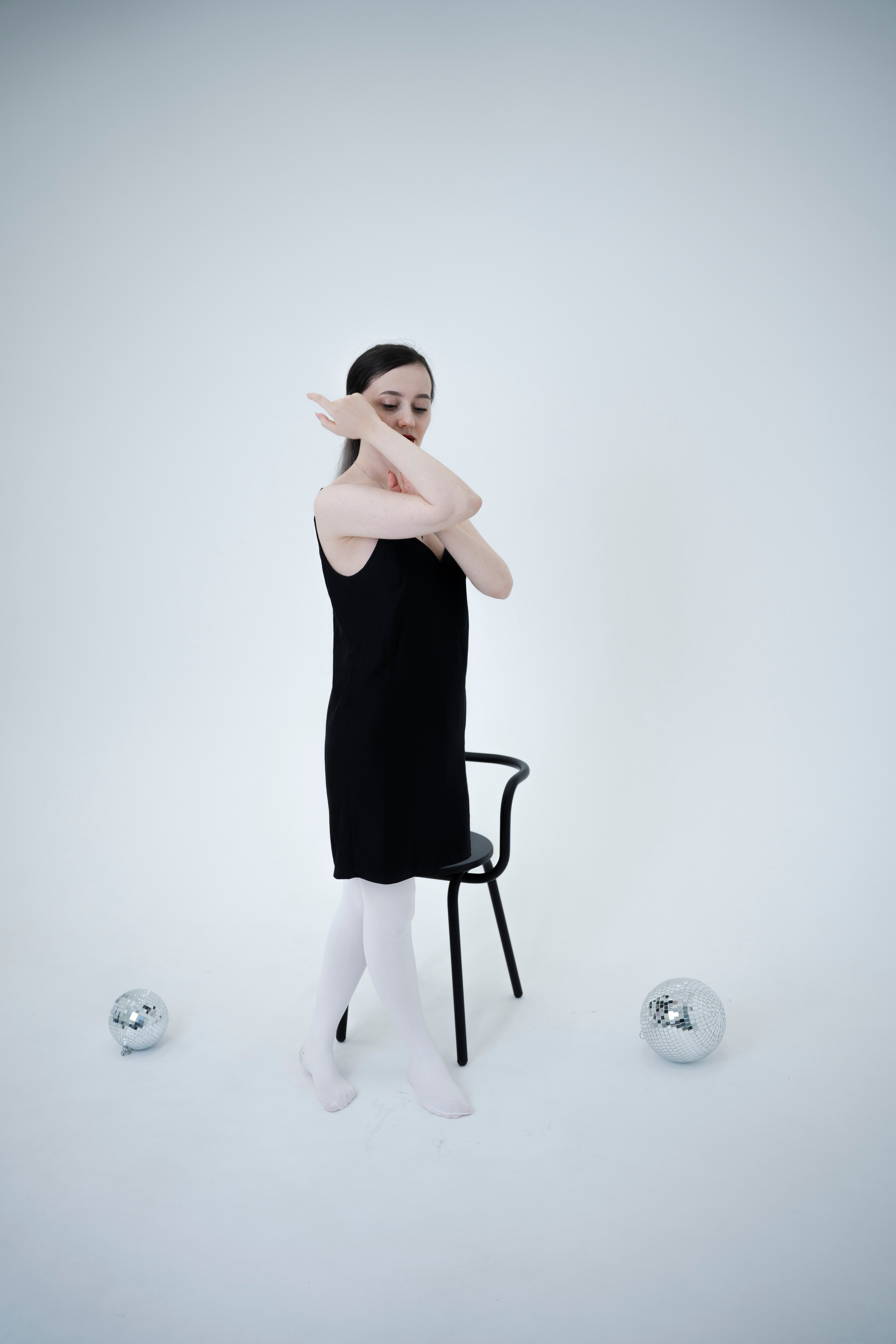 ДЕВОЧКА НА ШАРЕ. Главная