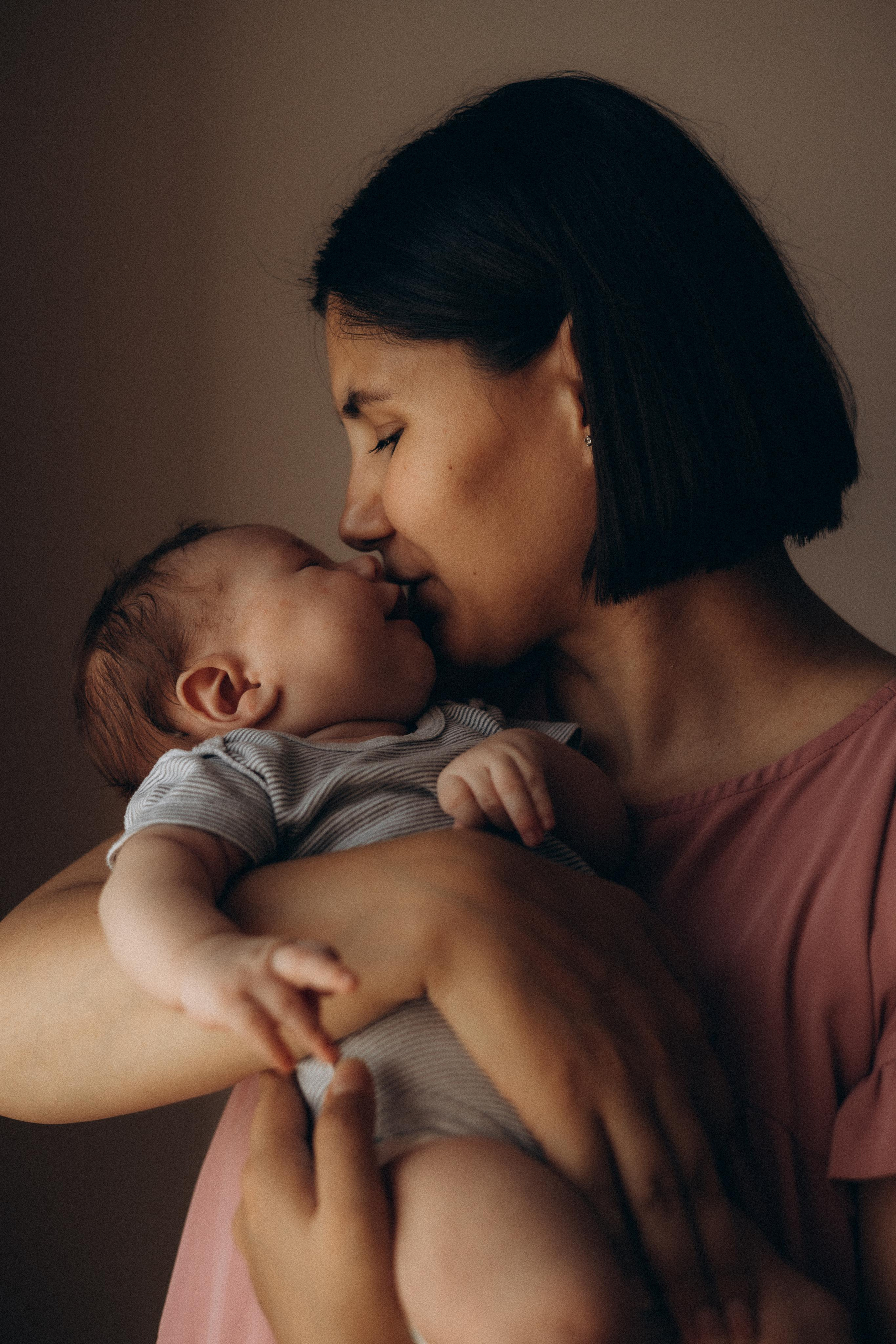 Мама и малыш. Семейный фотограф Новосибирск Фотограф на выписку Новосибирск