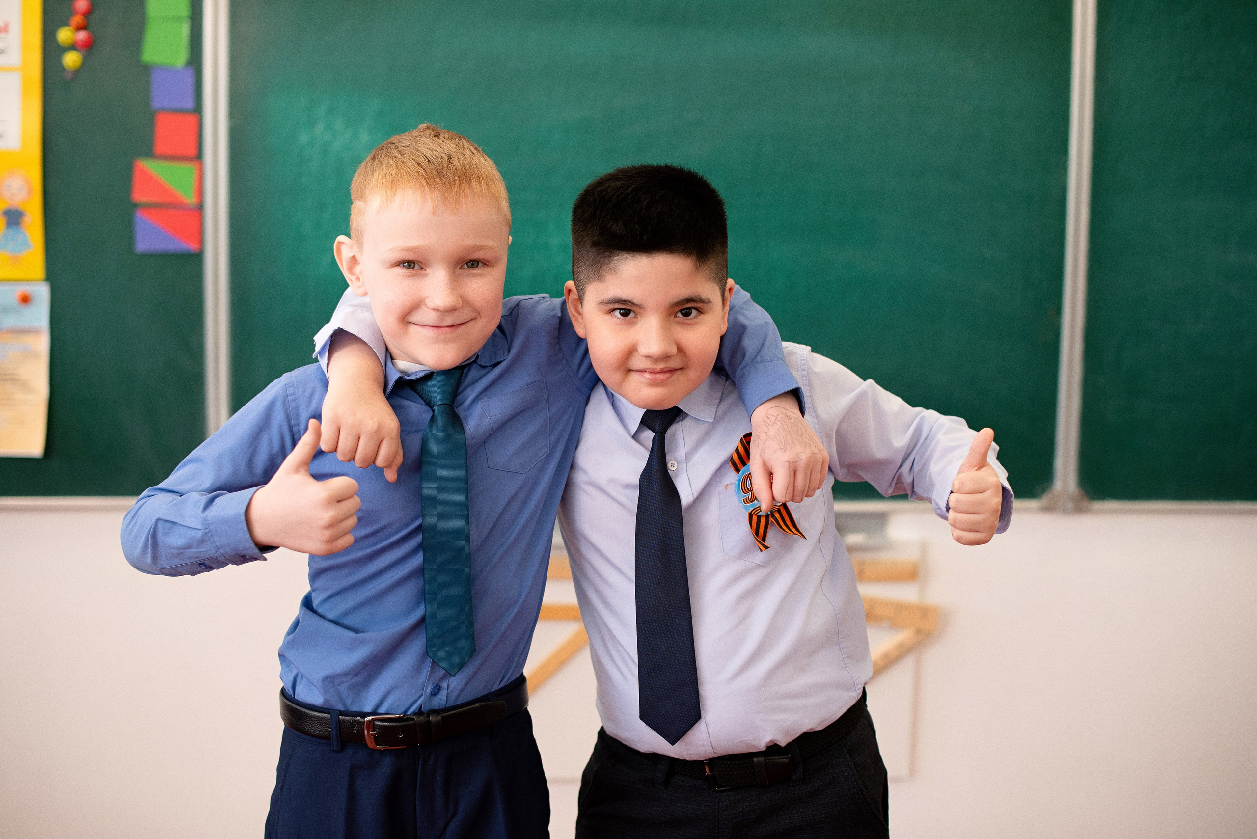 Памятные снимки учащихся младших и старших классов в Сургуте и Нефтеюганске — профессиональное портфолио детской и школьной фотографии.