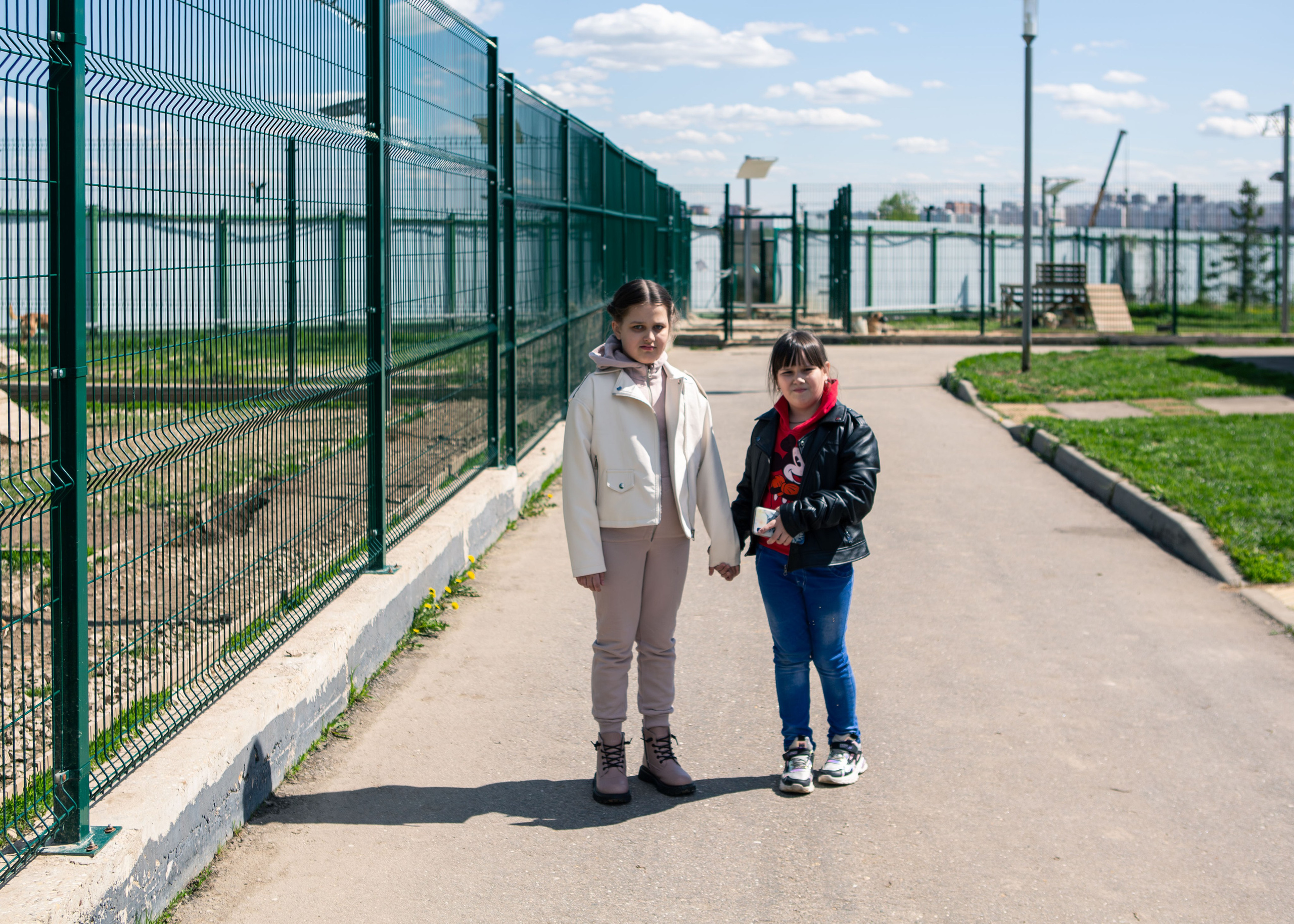 «Дети 2‑Г класса Гимназии № 7 Подольск кормят щенка через решётку в Центре реабилитации ЮНА»