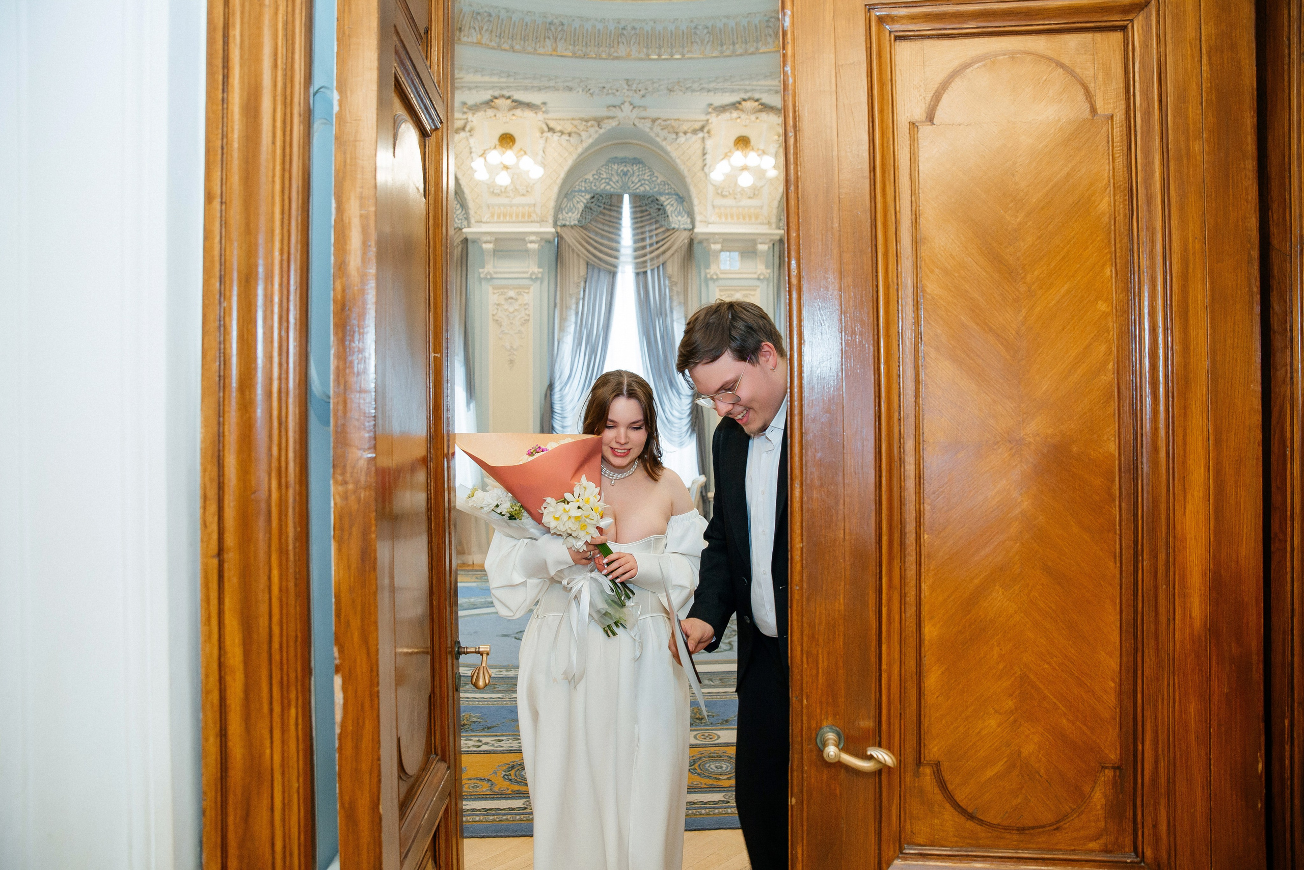 Съемка в отеле и регистрация прохладным майским днем. Свадебный фотограф в Санкт-Петербурге Вика Стукачева