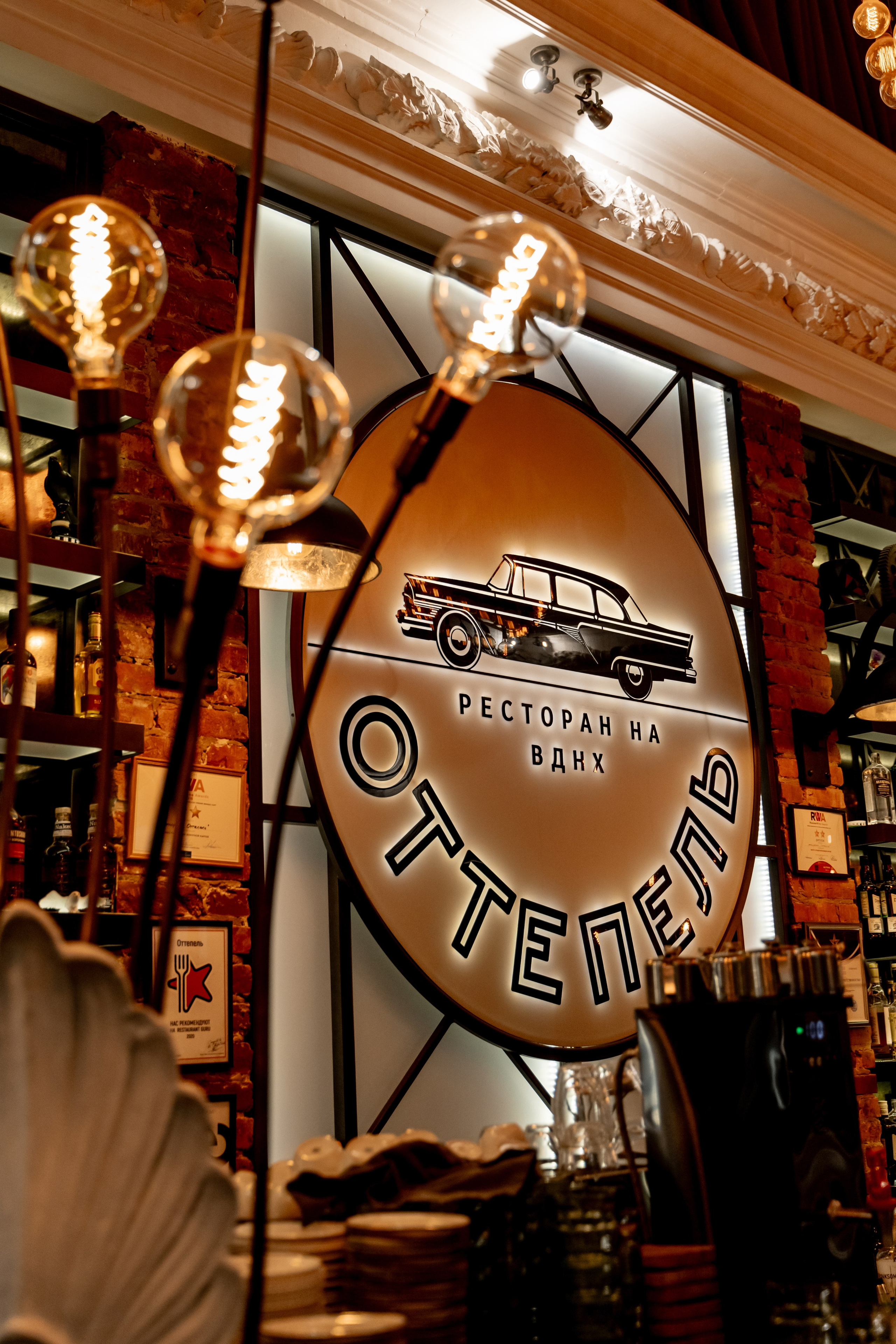 Свадебный фотограф в Москве. Свадебный фотограф Видное, Бутово, Домодедово, Щербинка, Царицыно. Свадебная фотосессия и сборы невесты в отеле Soluxe. Регистрация брака во дворце бракосочетания ВДНХ. Свадьба на ВДНХ. Свадебная фотосессия с ретро автомобилем Чайка. 