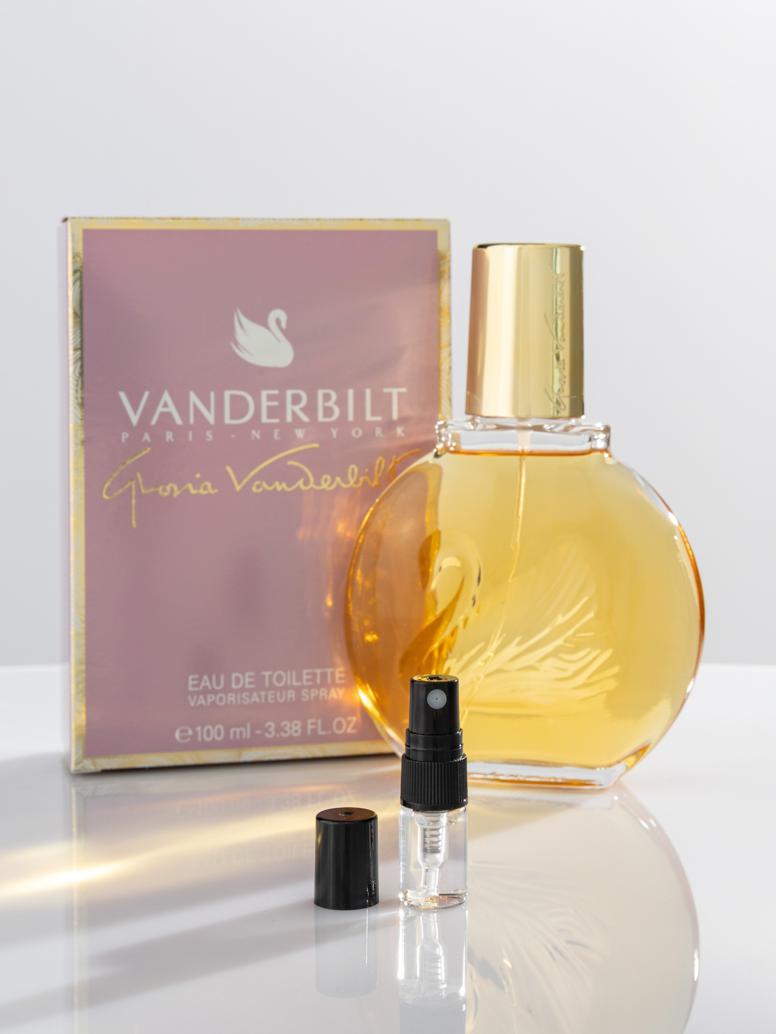 Дозатор с парфюмом на белом фоне | Фото для карточки товара на Wildberries