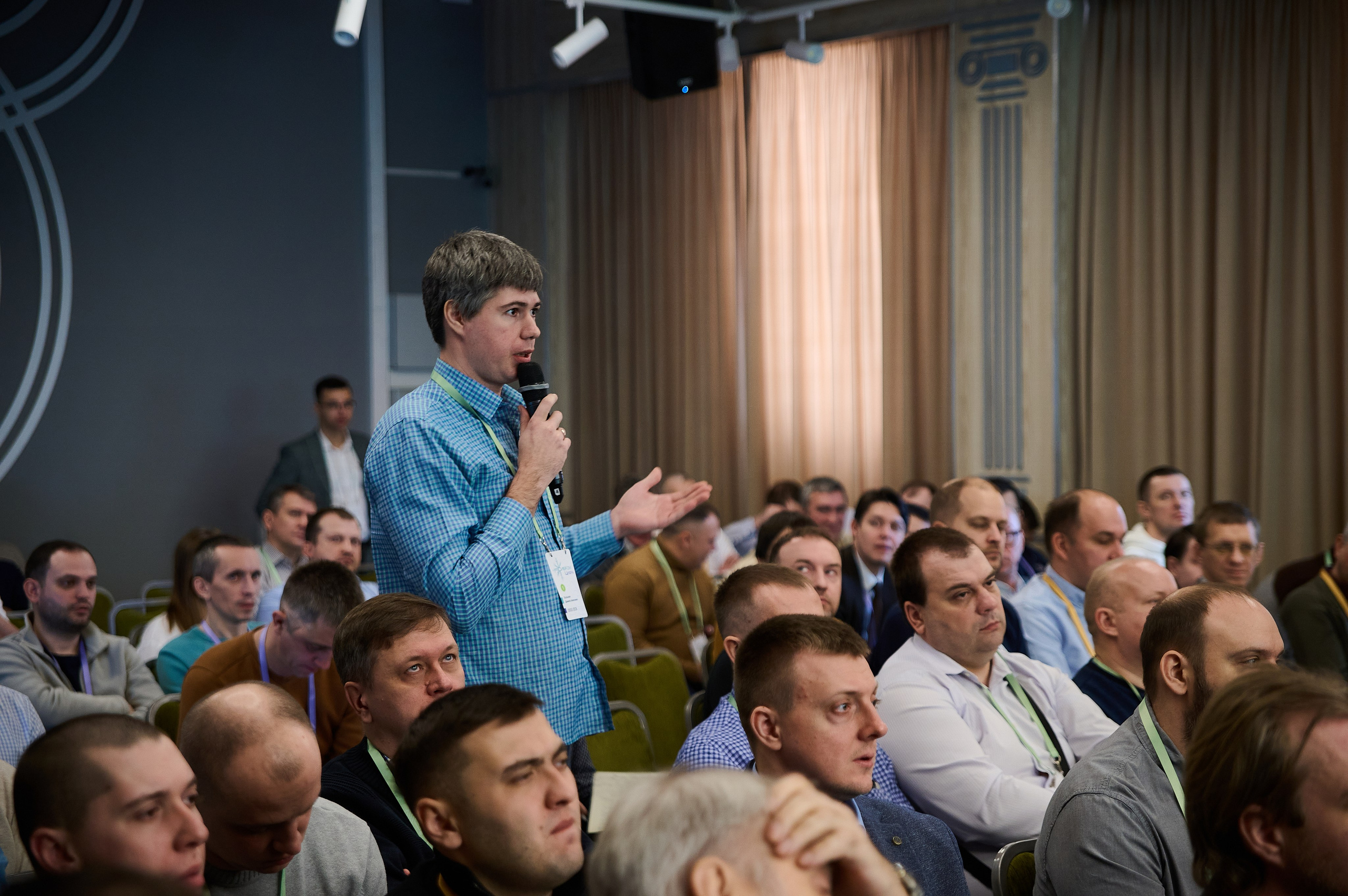 репортажный фотограф Тимур Хабибуллин Уфа - конференция гость задает вопрос 