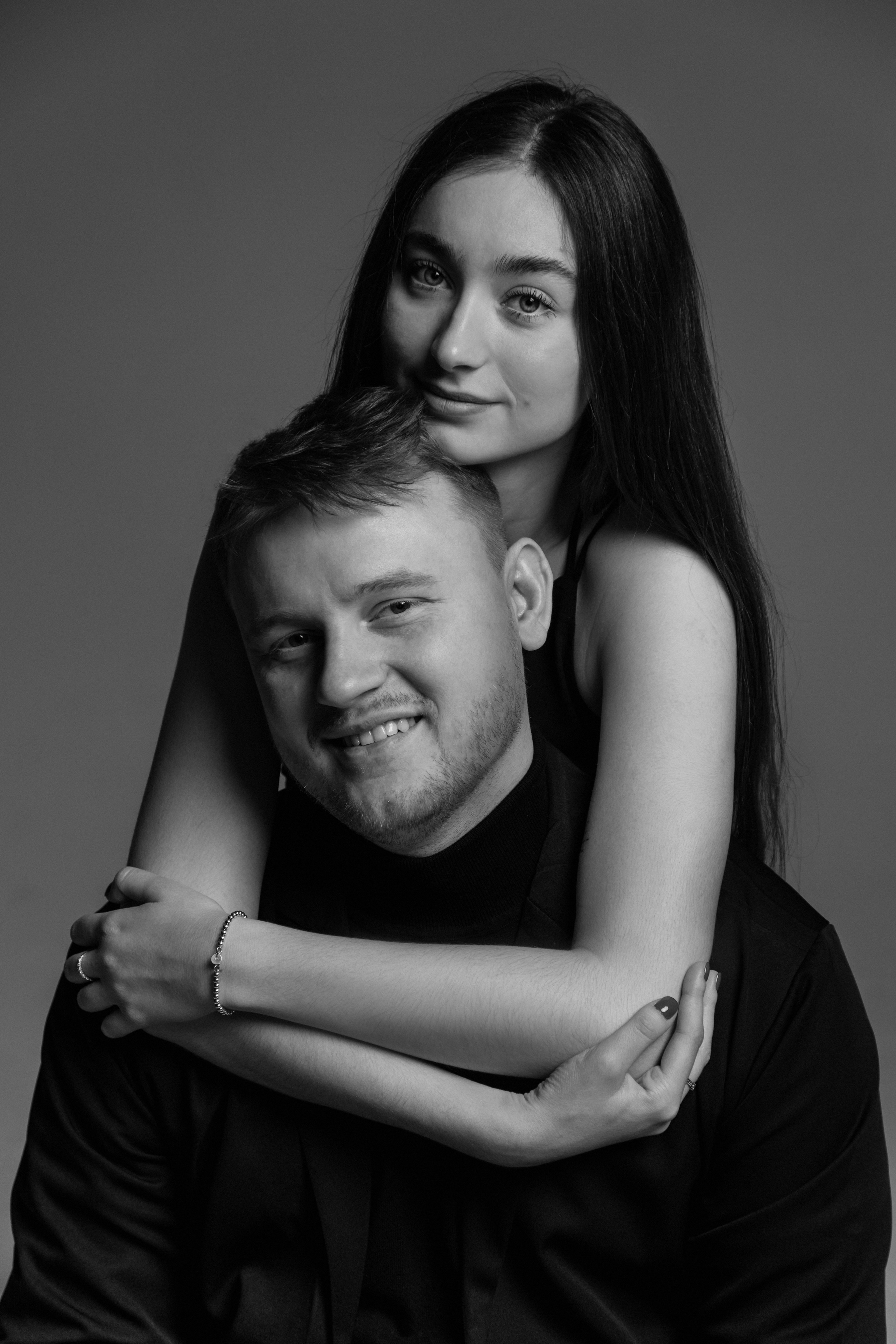 черно белый портрет пары в студии, фотосессия lovestory в москве, портретный фотограф гладков дмитрий