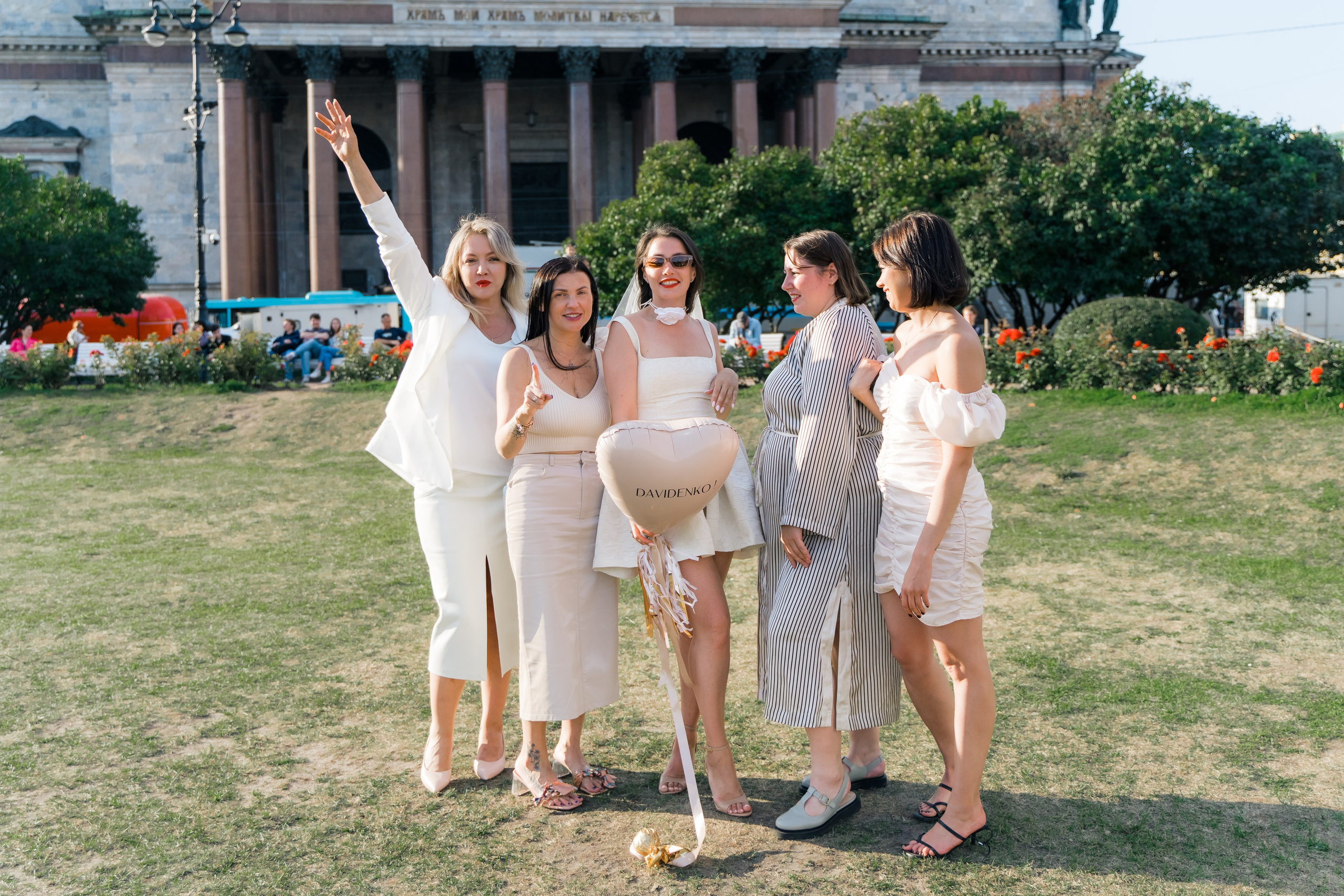 Фотосъемка девичника, встреча девушек, веселые женские портреты