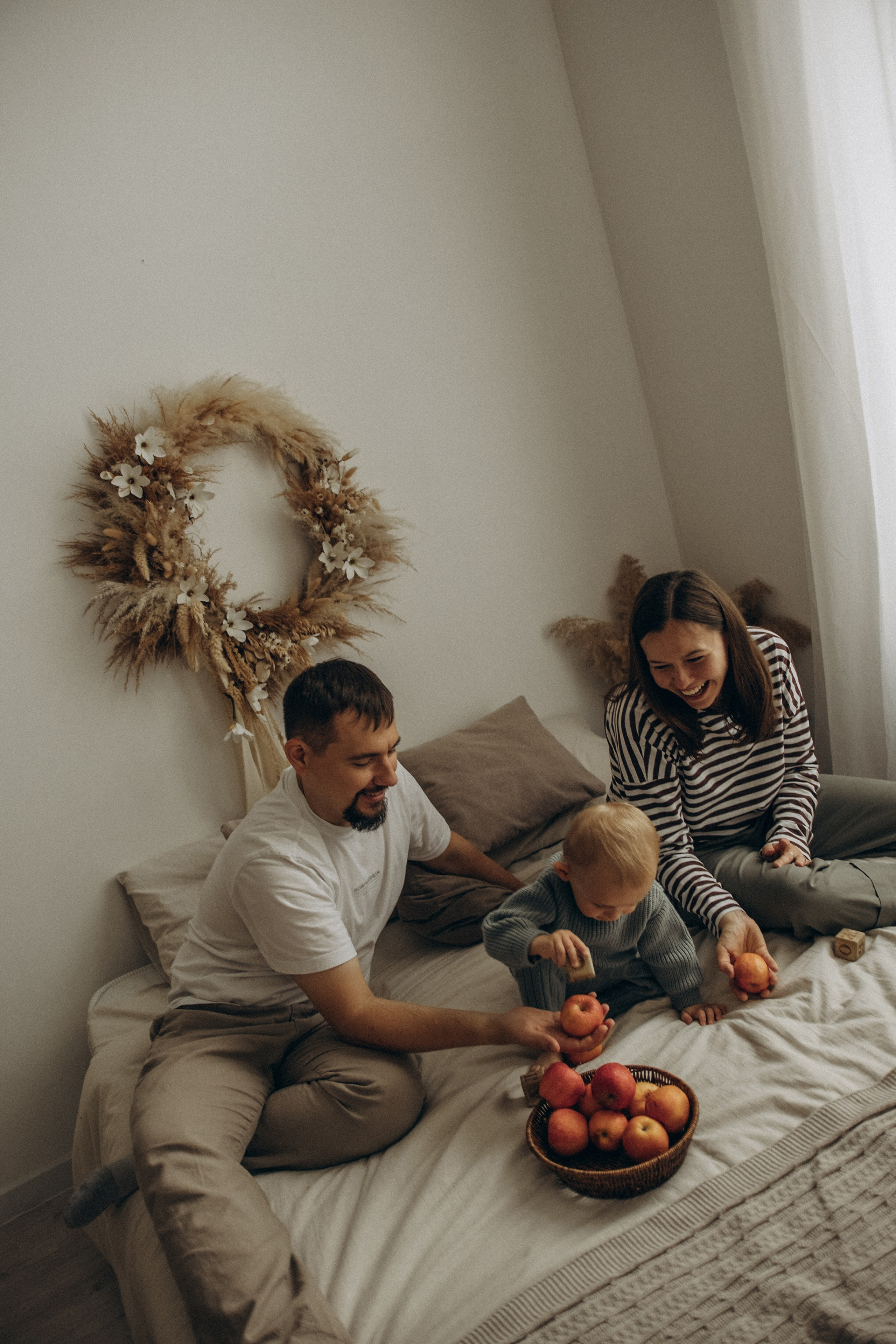 Ярослав и яблоки. Гаврилова Настя семейный фотограф lifestyle в Москве