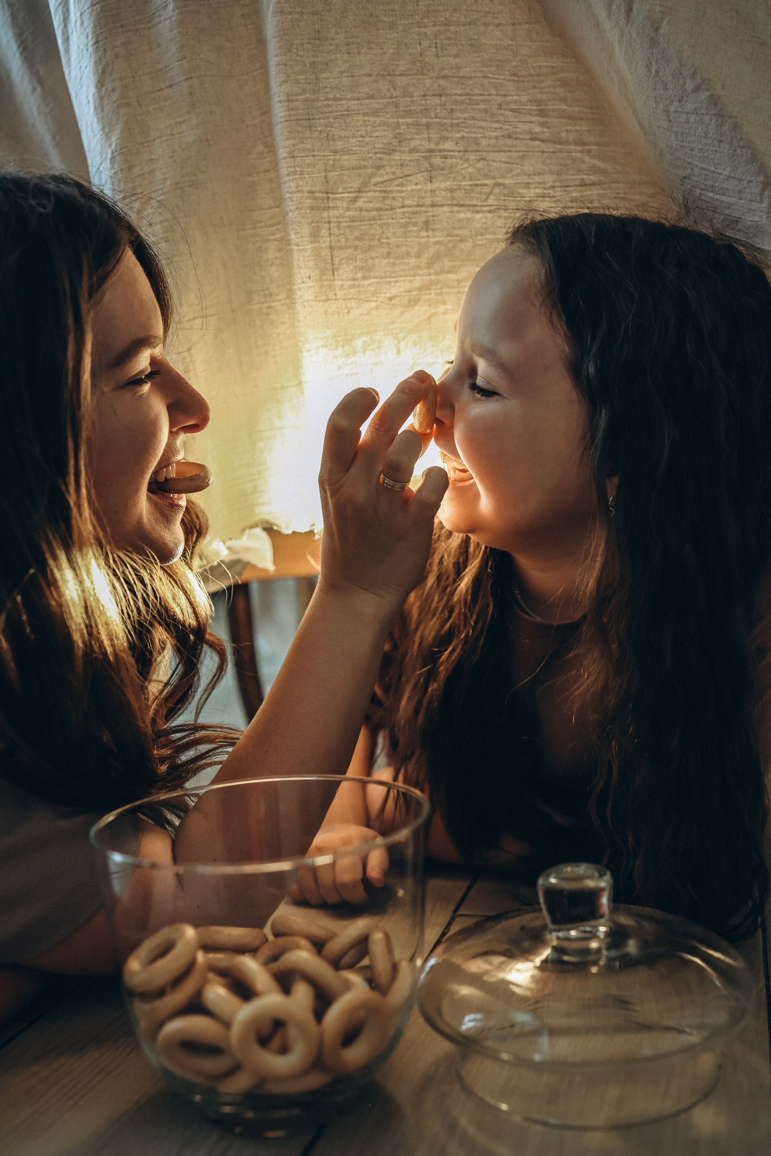 Семейная фотосессия с малышом, с новорожденным, фотосессия в Екатеринбурге, фотосессия в доме, домашняя фотосессия в стиле лайф, фотосессия. Семейный и детский фотограф в  г. Екатеринбурге Холодова Юлия