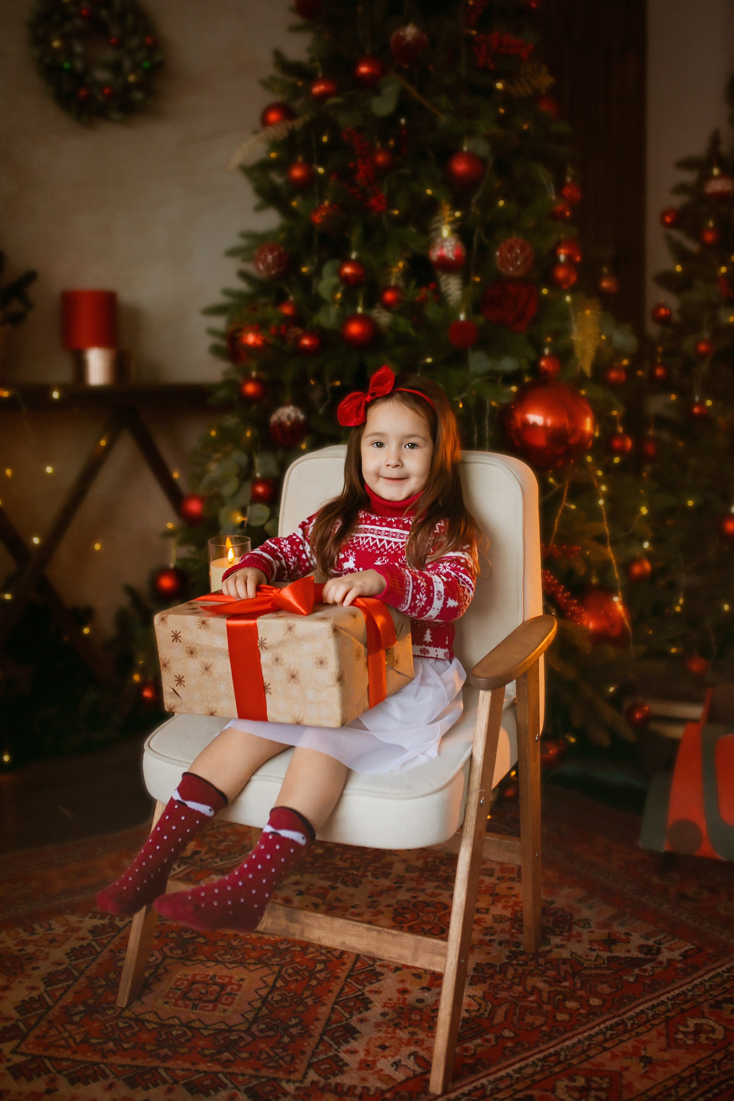 Соня в новогодней студии Лока 2025. Семейный и детский фотограф в Ижевске Анастасия Камариттинова