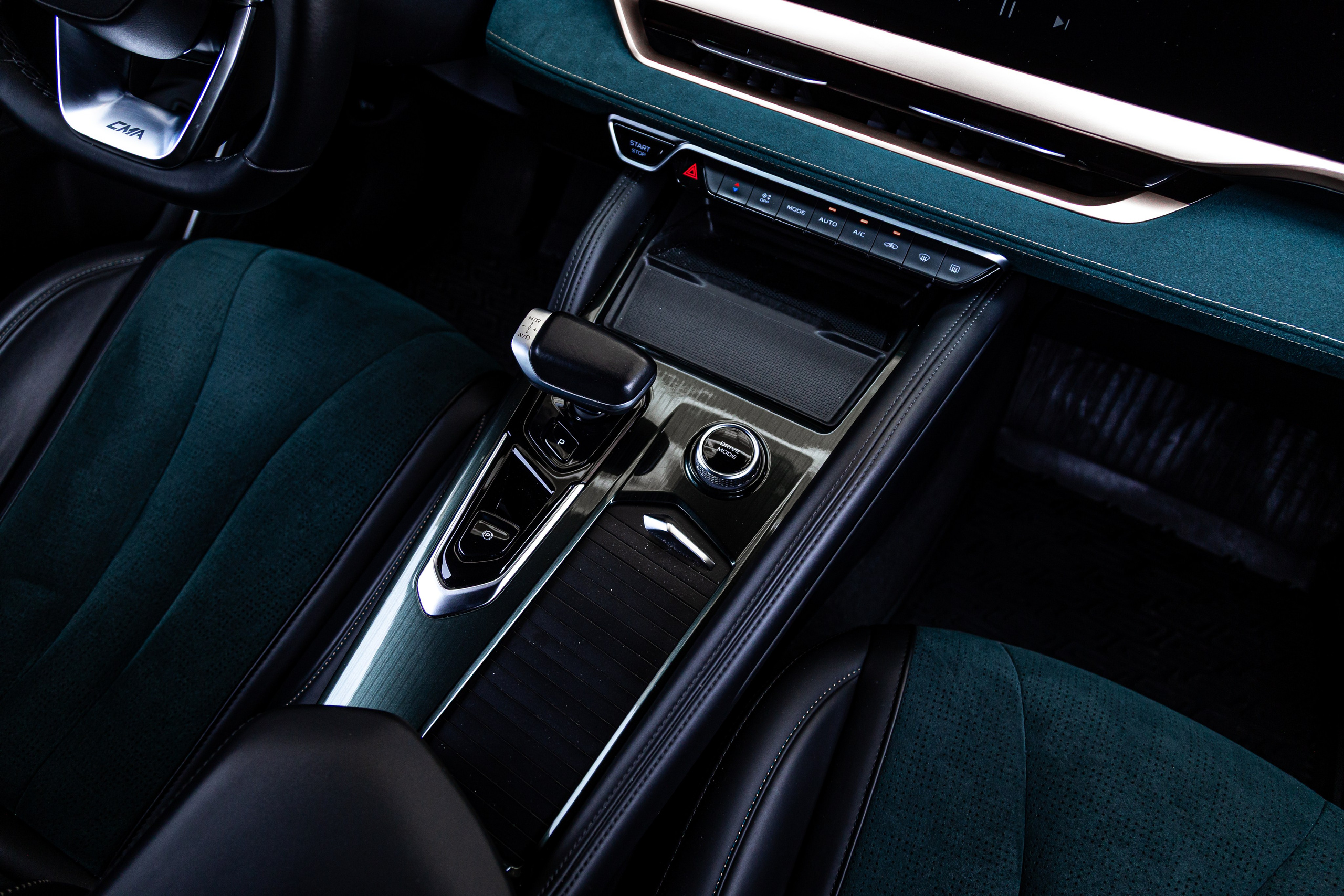 GEELY MONJARO. Рекламный и портретный фотограф в Алматы — Серекпаев Танирхан