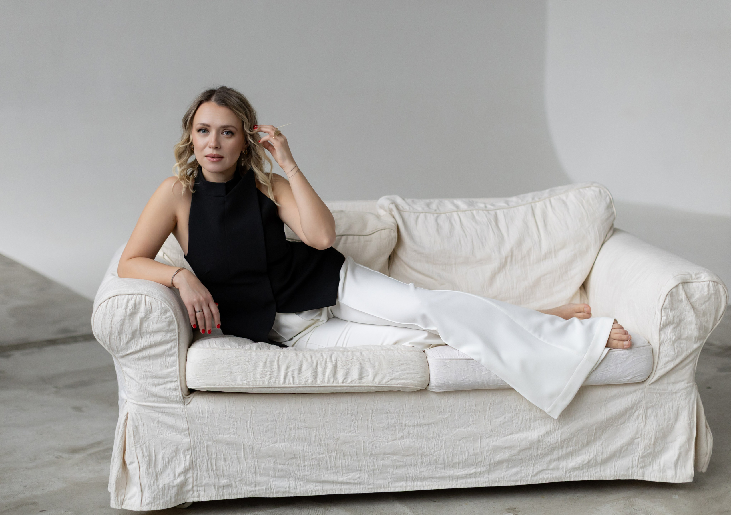 Фотосессия в лаконичной студии с Ульяной. Портретный и семейный фотограф Юлия Герман