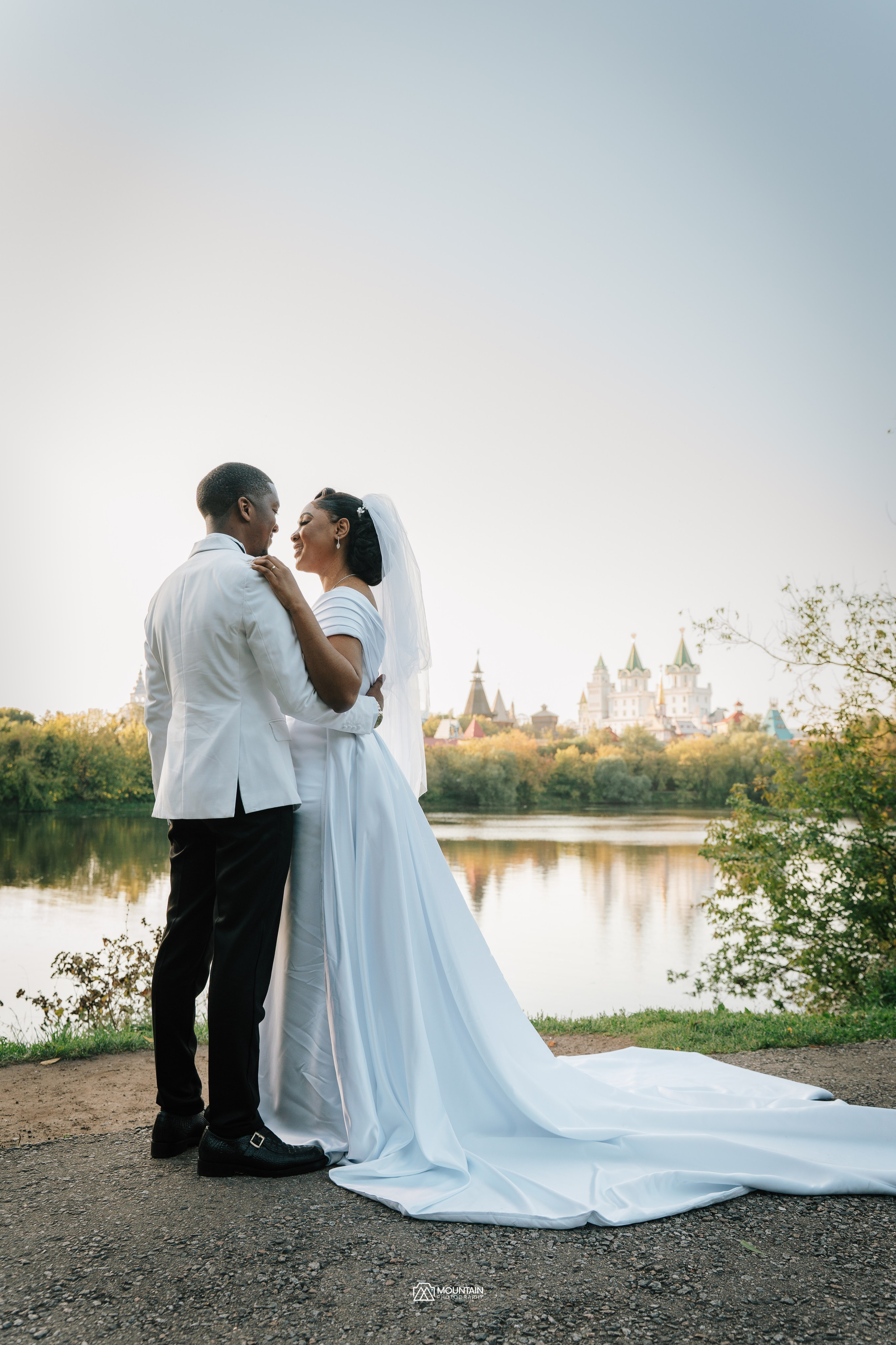 Dany & Mika. Я занимаюсь событийной, свадебной, товарной, студийной… фотографией