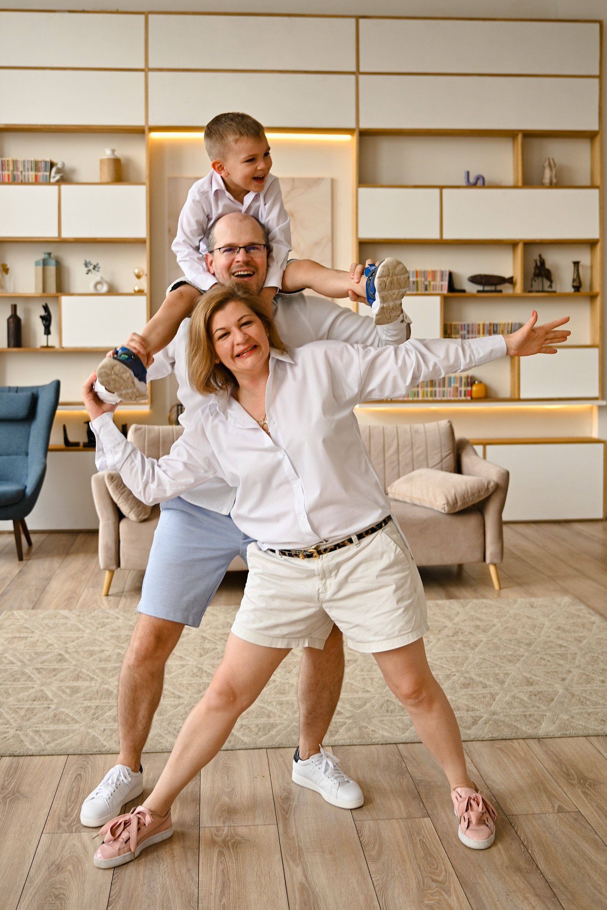 Счастливая большая семья. Компания и фотошкола по созданию контента в Москве