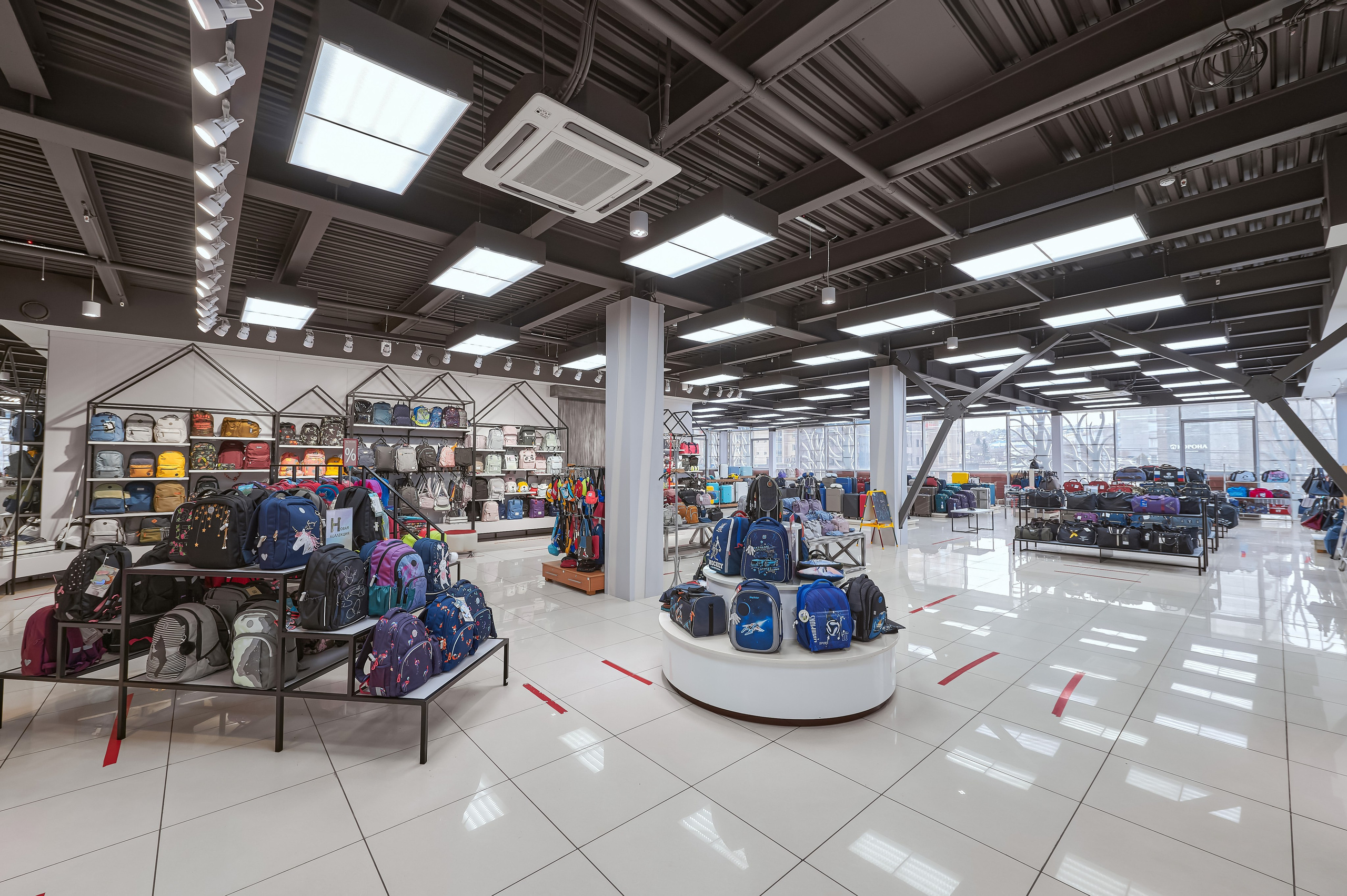 Портфолио по интерьерной и экстерьерной фотосъёмки: Мир сумок — Левый берег. Фотограф Яковлев Роман — Красноярск