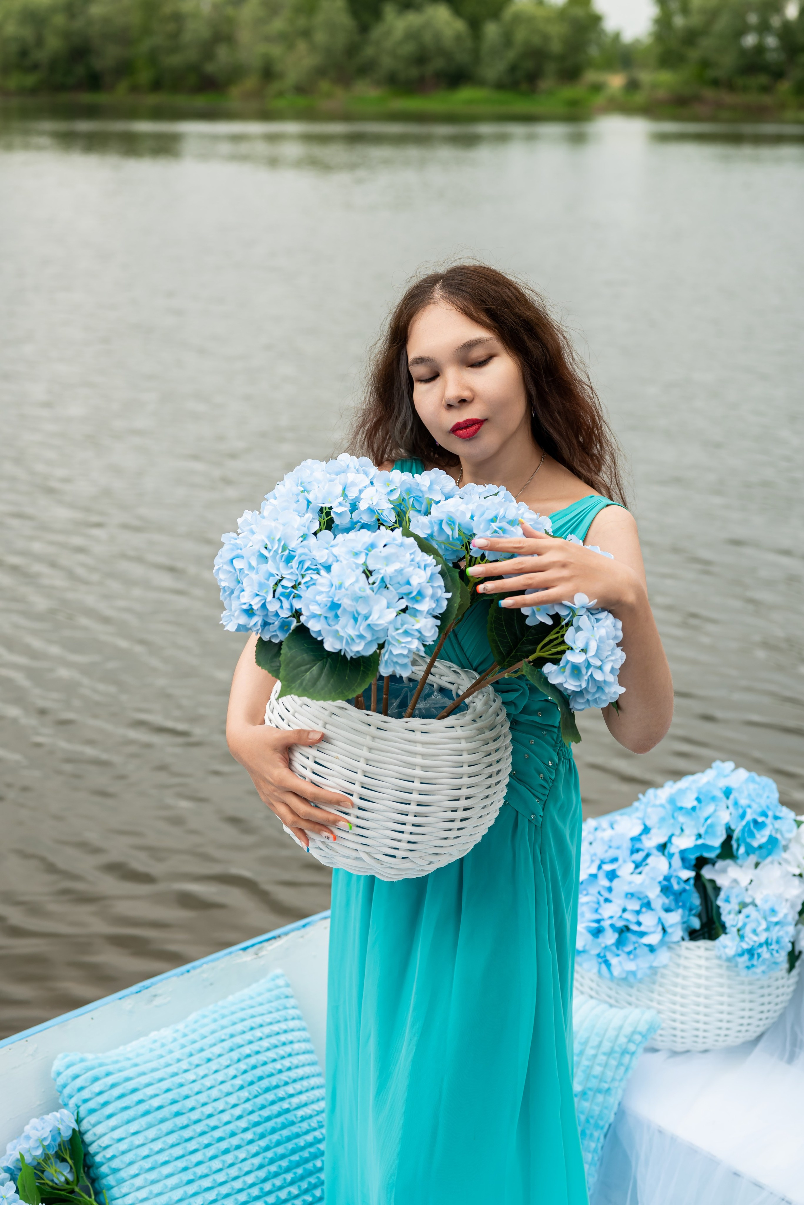Фотопроект на лодке с голубыми гортензиями. Фотограф в городе Салават