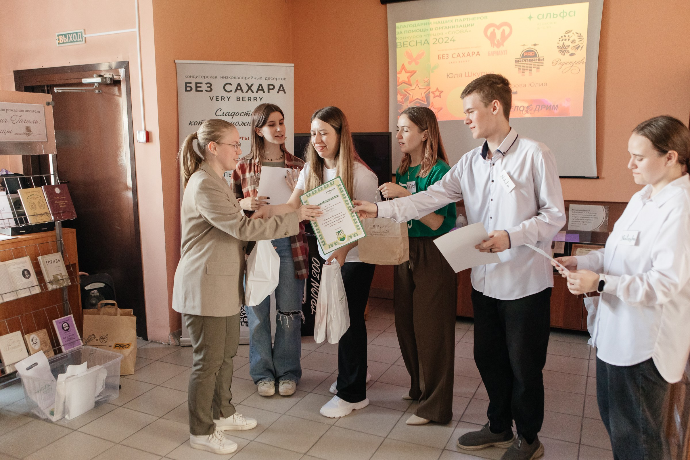 Репортажная съемка с конкурса чтецов в языковой школе, г. Барнаул. Портретный фотограф Юлия Красноперова в Барнауле/Заринске