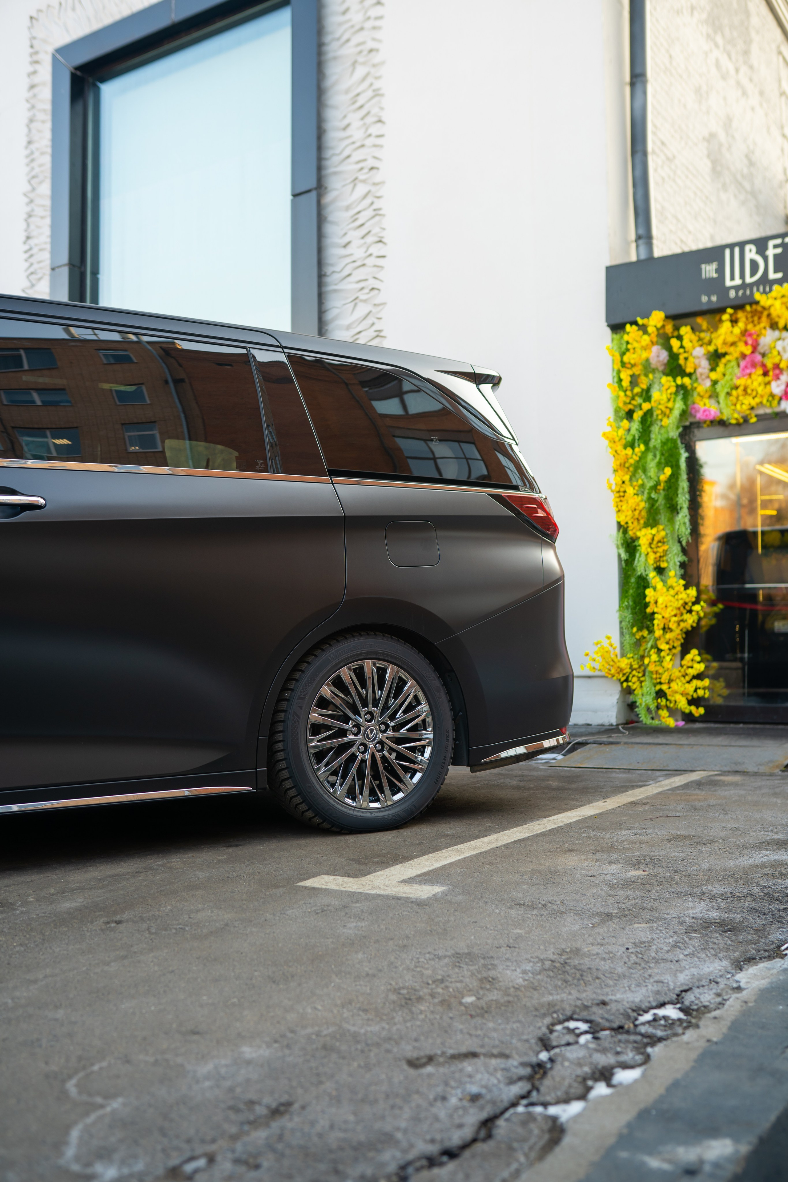 Lexus LM350h. Mirllaev