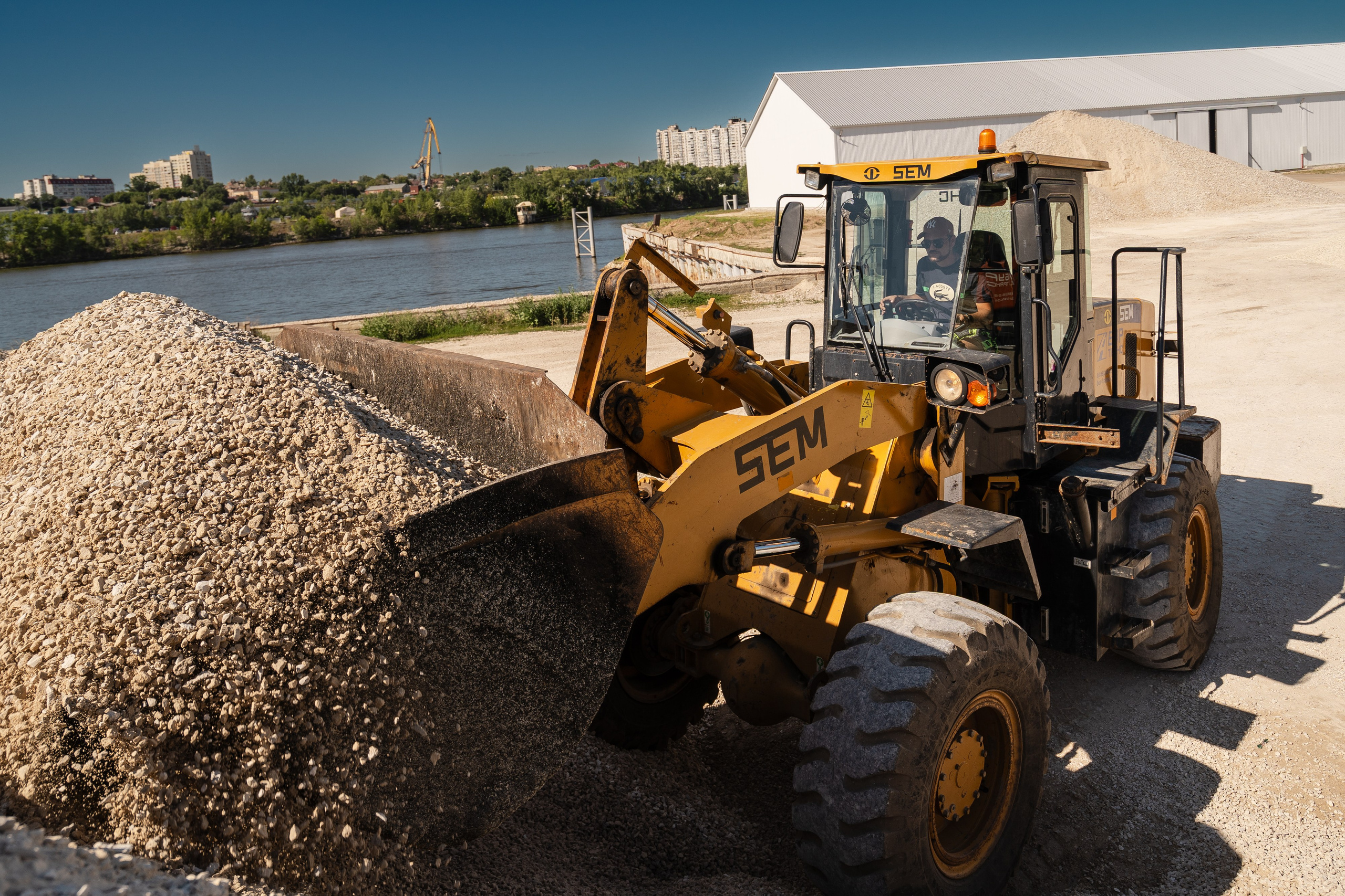 Погрузка щебня для доставки в Самарскую область