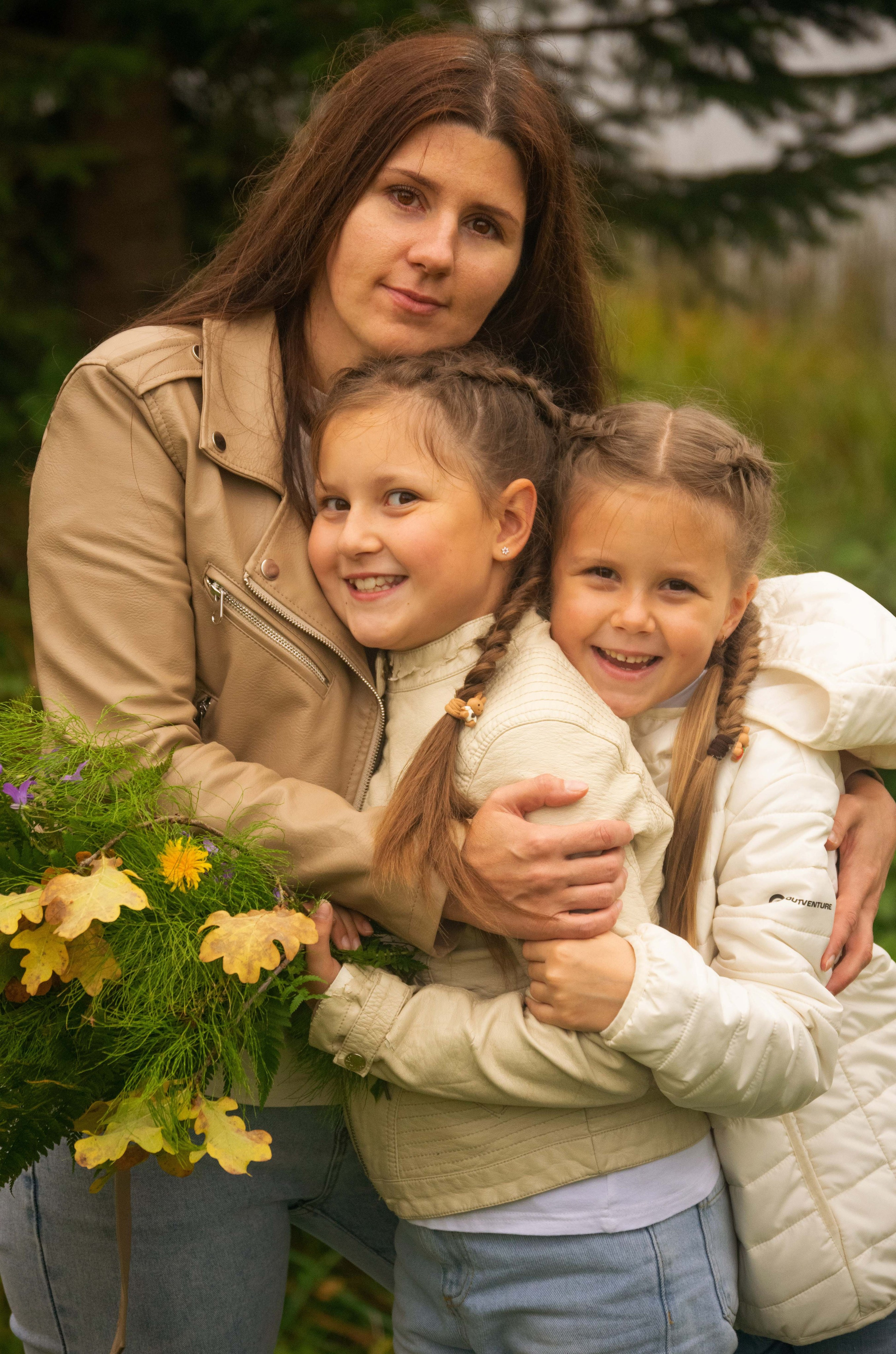 Семейная фотосессия осенью. Мама и дети, место съемки - Карелия.