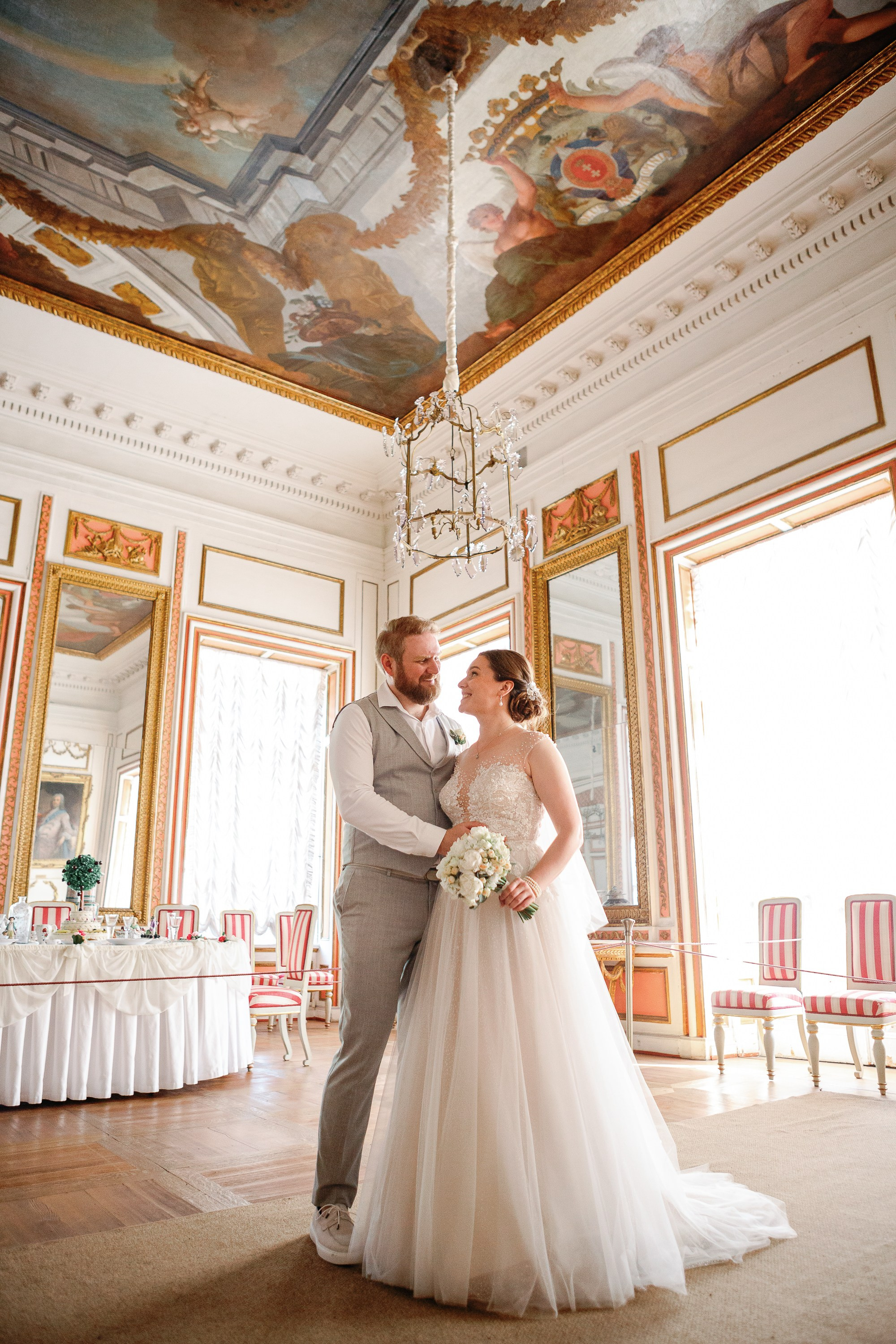 Музей-заповедник Кусково. Жених и невеста стоят во дворце.