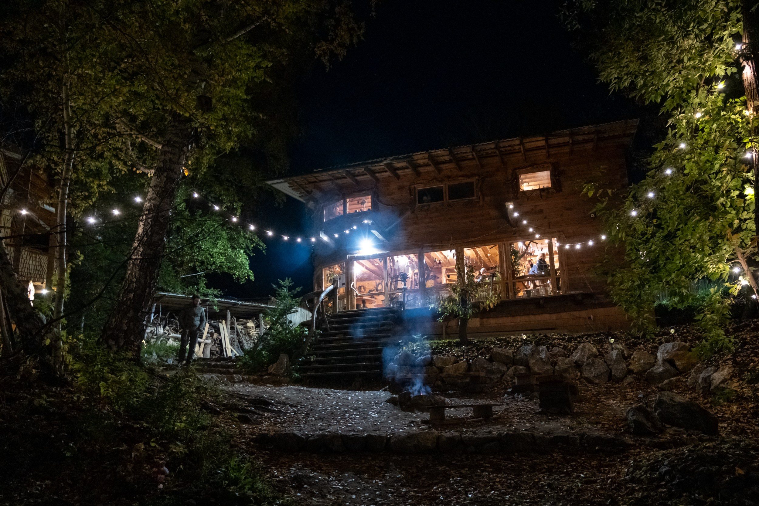 Задний двор театра 2+ку. 30 сентября, 2025.