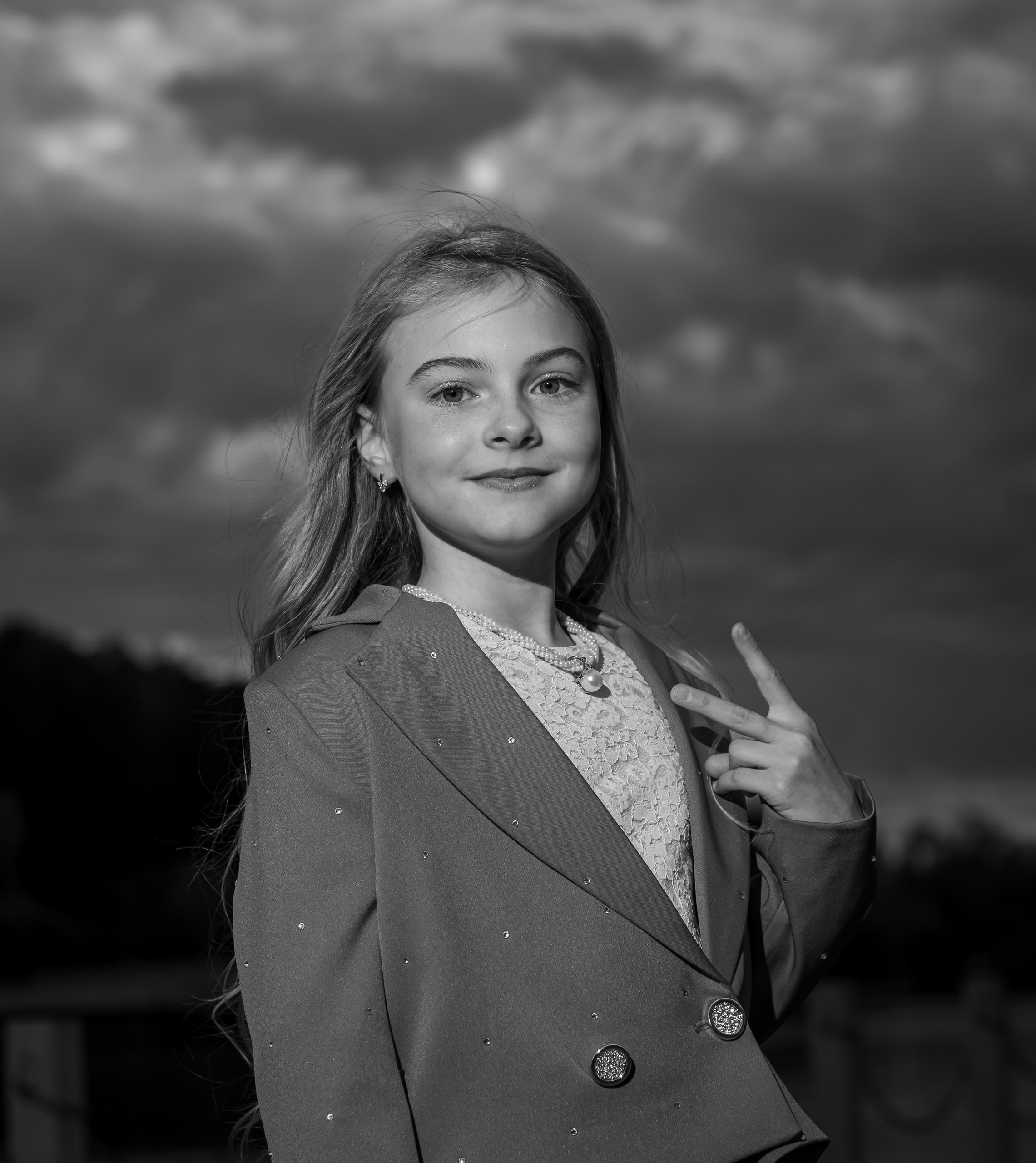 Чб Портрет девочки на фоне воды и облачного неба — фотограф Карасёва Елена