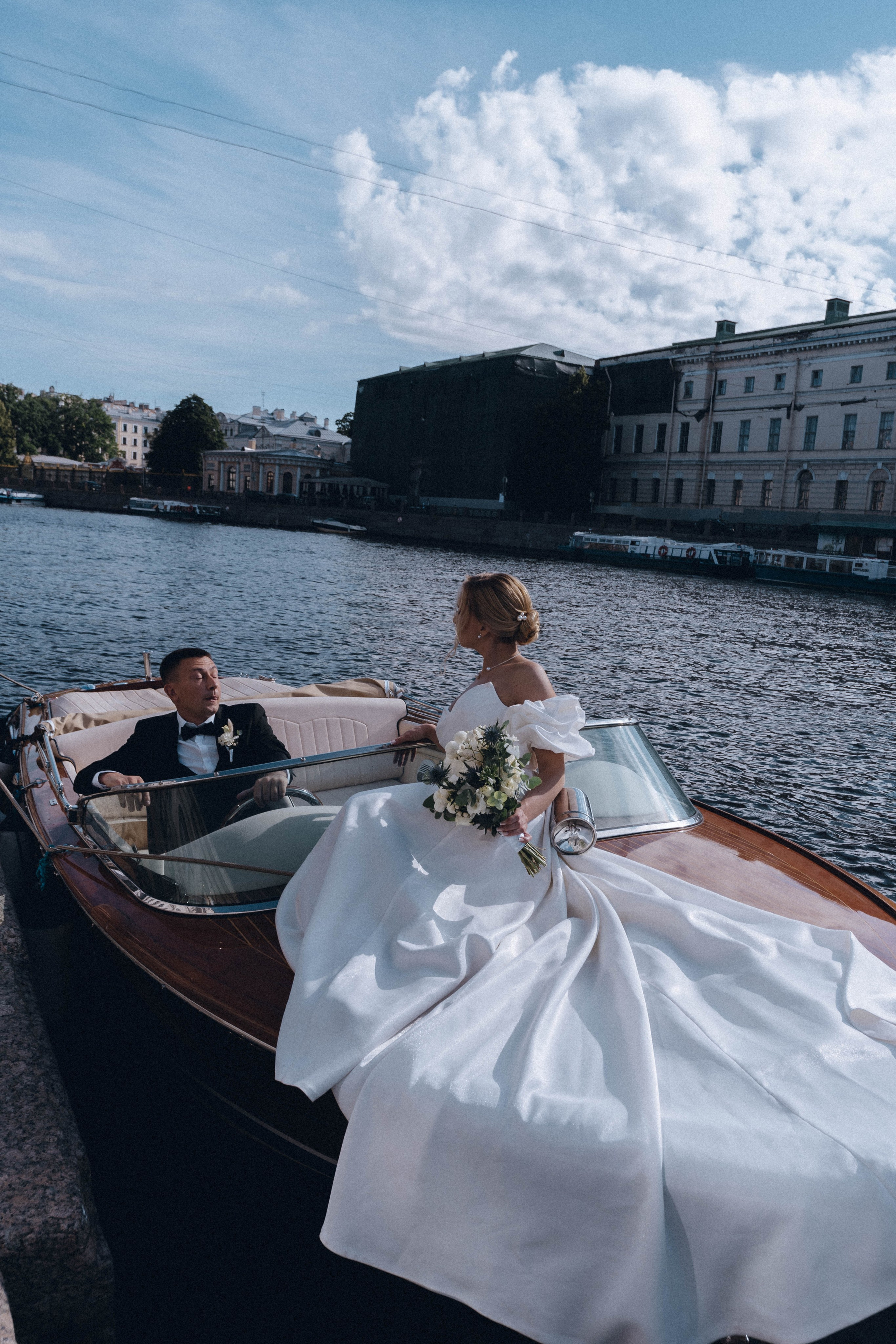 СВАДЕНБНАЯ СЬЕМКА НА КАТЕРЕ ПО КАНАЛАМ САНКТ-ПЕТЕРБУРГА И В АКВАТОРИИ НЕВЫ. Профессиональный фотограф, Санкт-Петербург — Виктория Богомолова