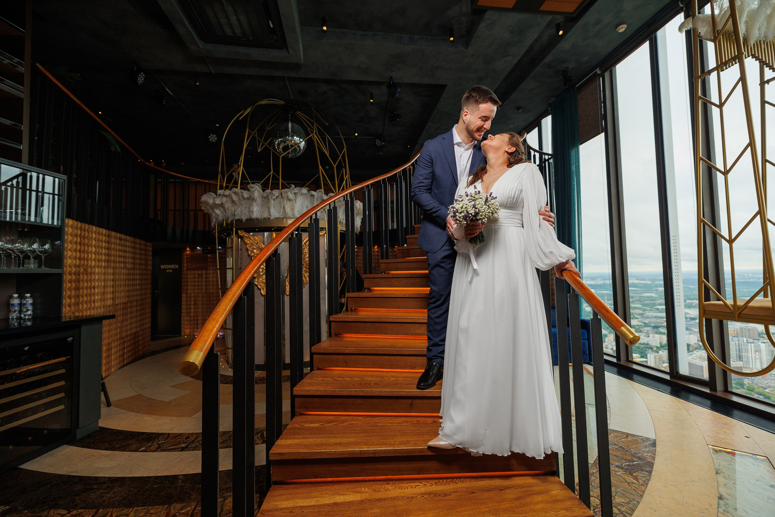 Фотограф на регистрацию в ЗАГС Москва Сити Birds Башня ОКО. Примеры фото, отзывы молодоженов и заявка на регистрацию через официальный сайт.