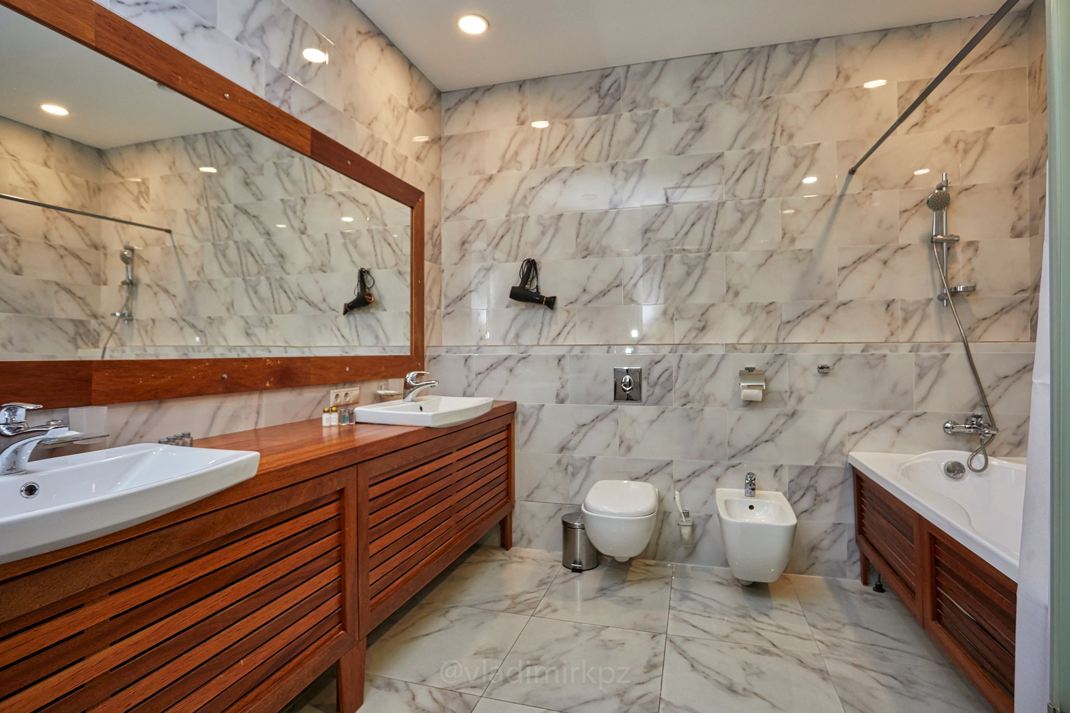 фотосъемка интерьеров гостиницпрофессиональный фотограф отелейпродающие фото для яндекса островок Островок, Суточно.ру, Твил, Отелло, Яндекс.Путешествия, Travelata , Hotellook фотограф для отеляинтерьерная съемка номеровфотосъемка апартаментоврекламное фото гостиниц